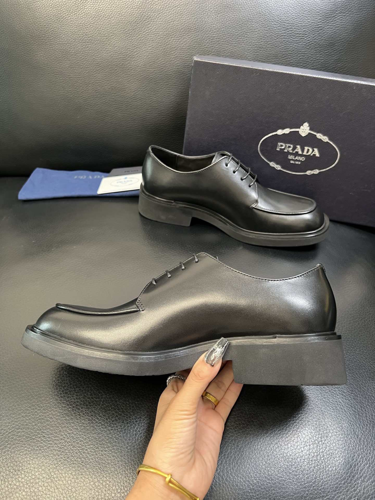 PRADA 高品质 顶级工艺品 普拉达 专柜同步 原厂配置，意大利进口原版牛皮面料，透气舒适进口水染牛里