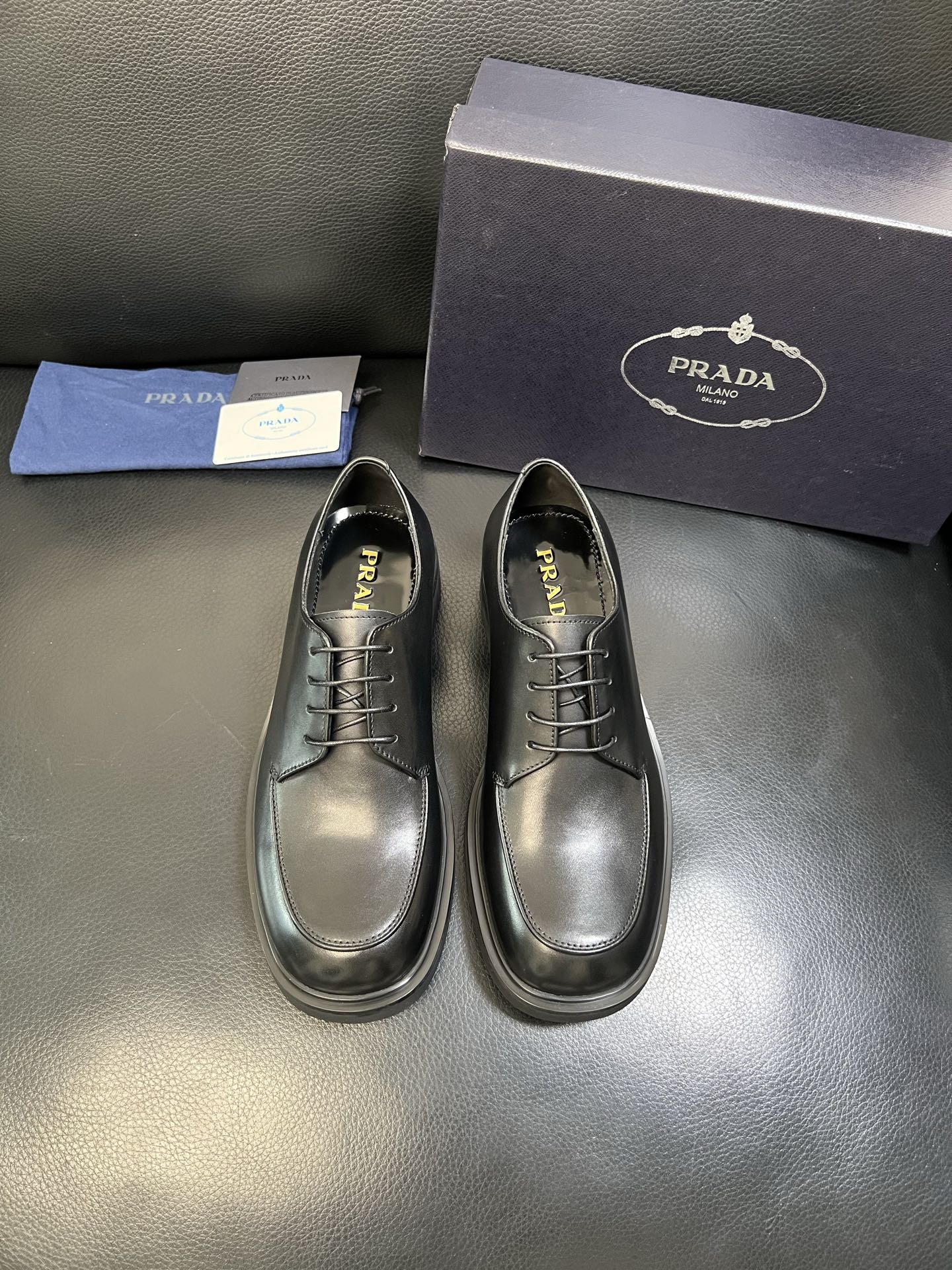 PRADA 高品质 顶级工艺品 普拉达 专柜同步 原厂配置，意大利进口原版牛皮面料，透气舒适进口水染牛里