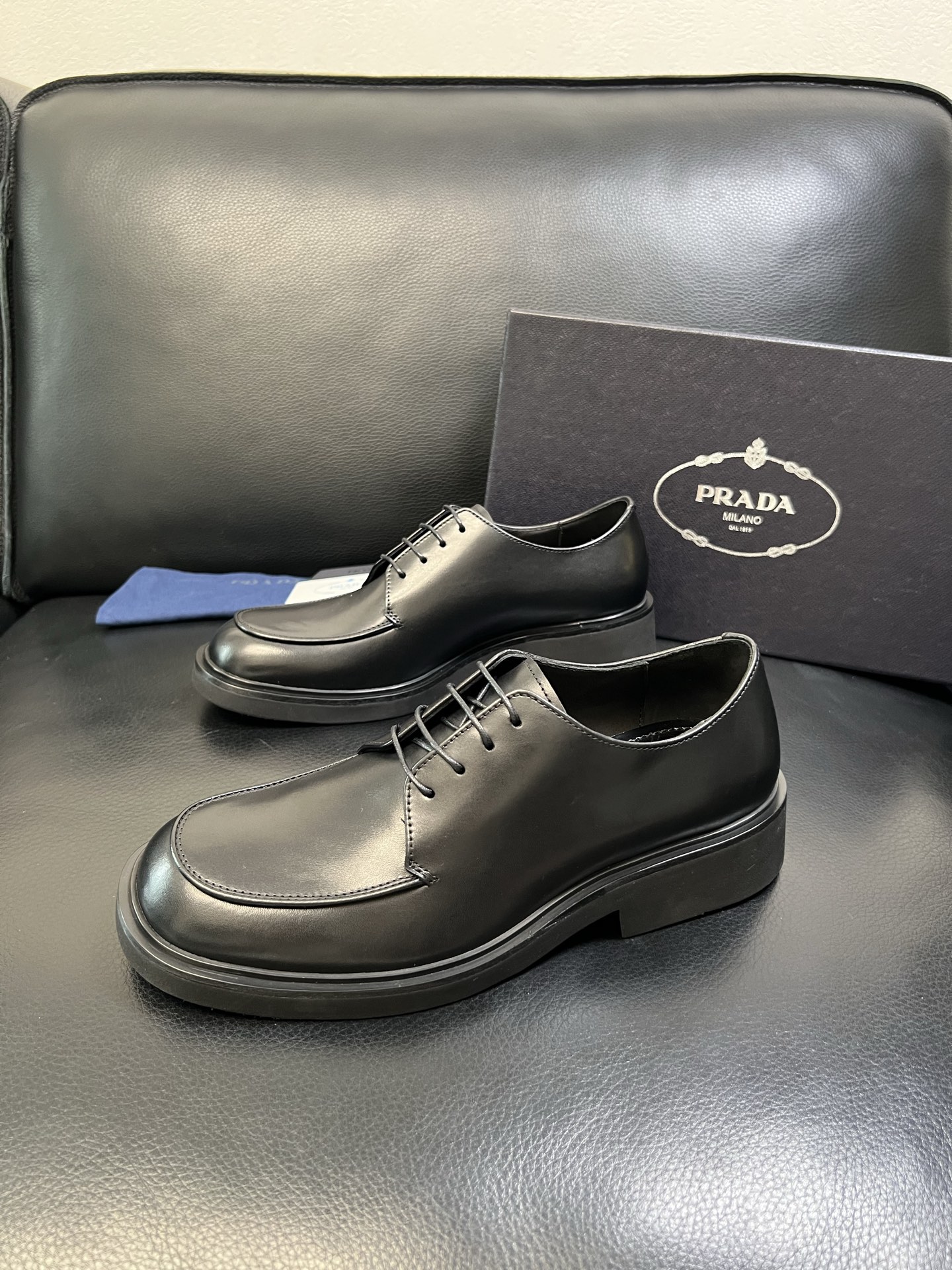 PRADA 高品质 顶级工艺品 普拉达 专柜同步 原厂配置，意大利进口原版牛皮面料，透气舒适进口水染牛里