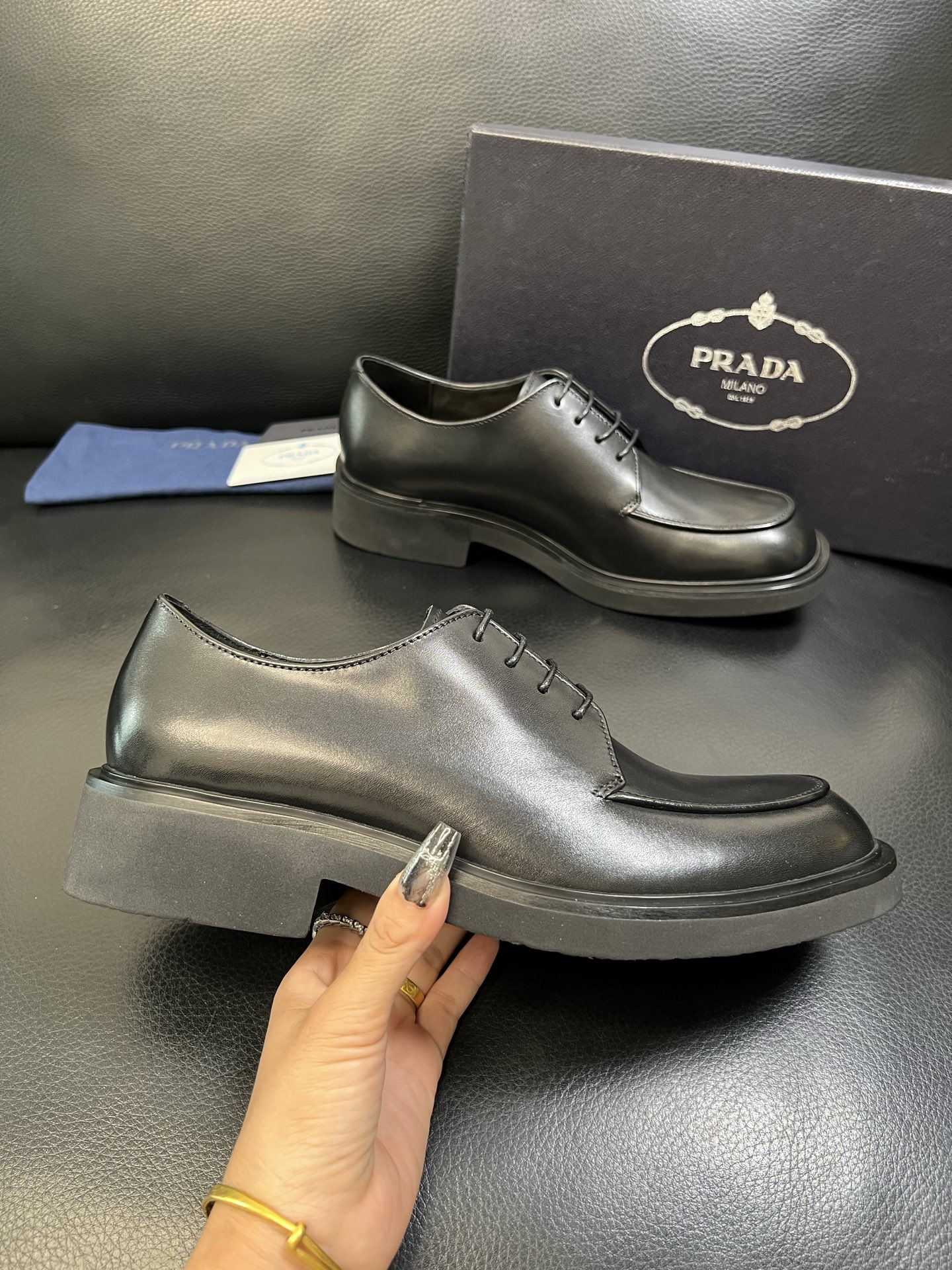 PRADA 高品质 顶级工艺品 普拉达 专柜同步 原厂配置，意大利进口原版牛皮面料，透气舒适进口水染牛里