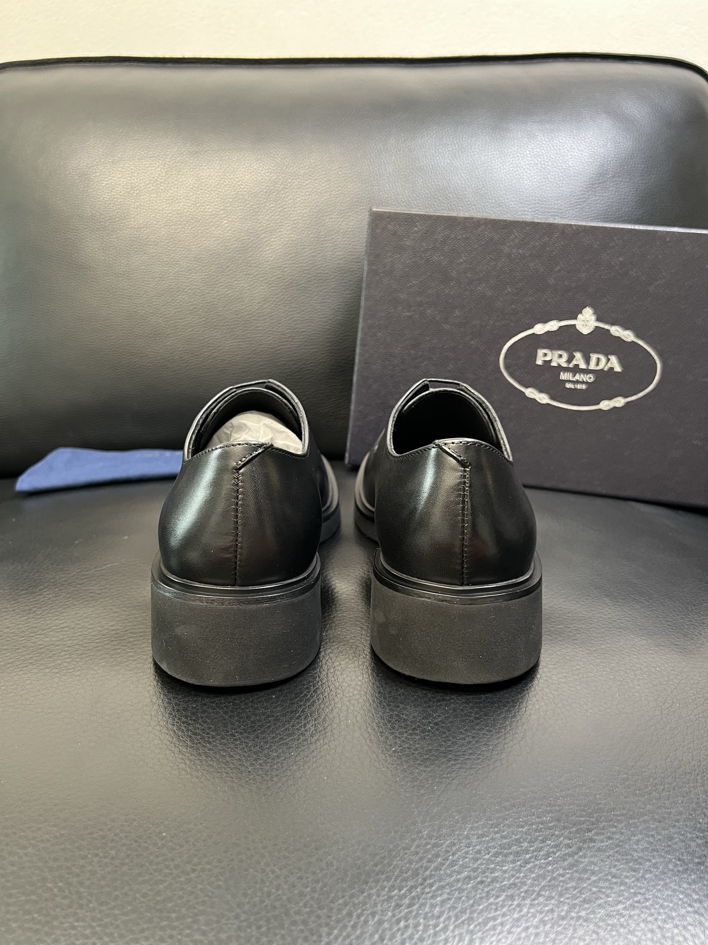 PRADA 高品质 顶级工艺品 普拉达 专柜同步 原厂配置，意大利进口原版牛皮面料，透气舒适进口水染牛里