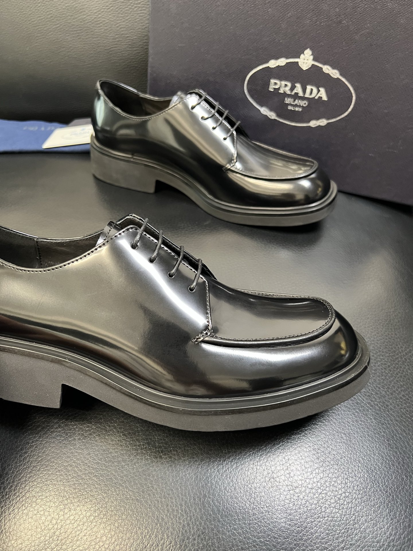 PRADA 高品质 顶级工艺品 普拉达 专柜同步 原厂配置，意大利进口原版牛皮面料，透气舒适进口水染牛里
