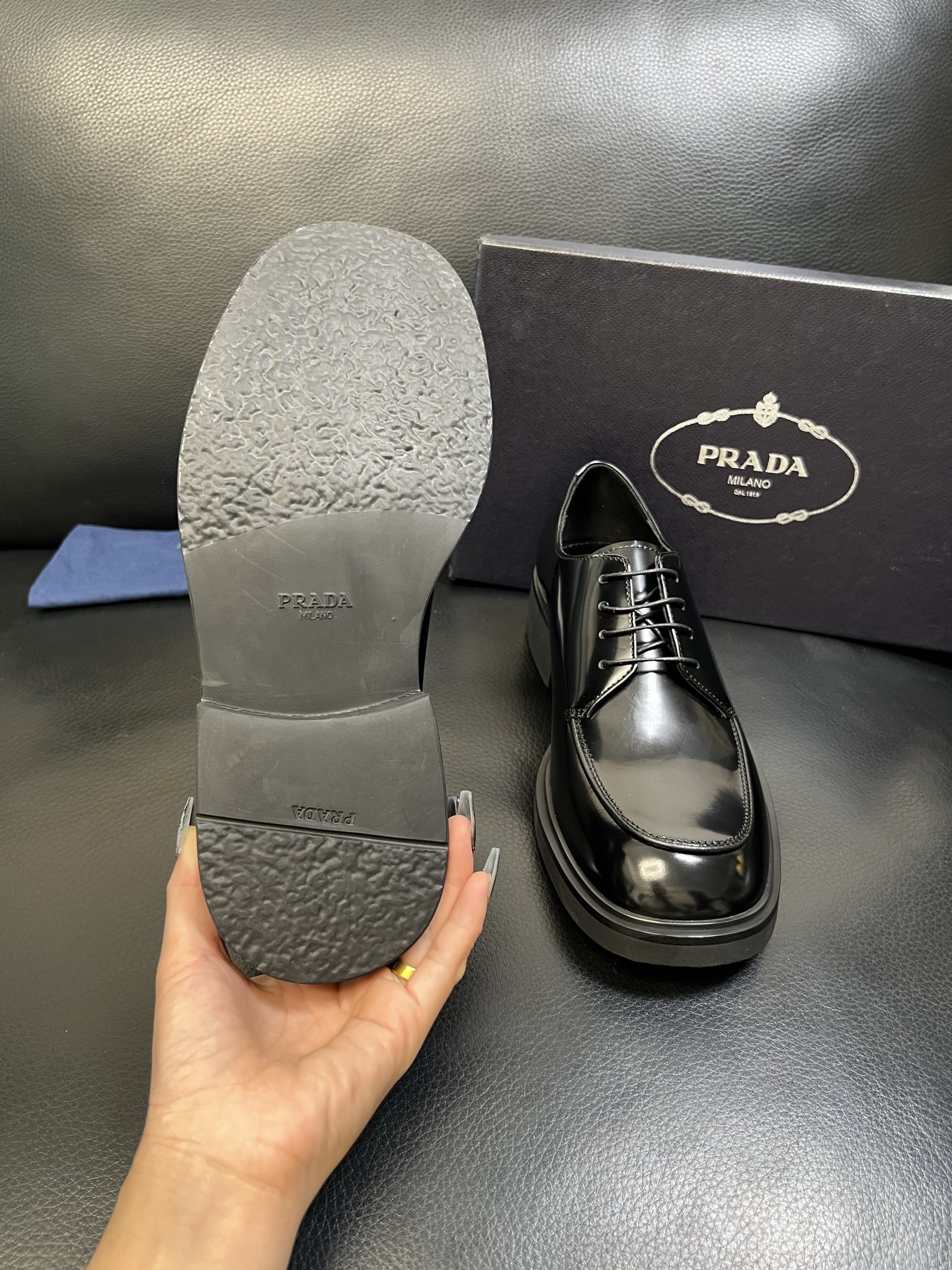 PRADA 高品质 顶级工艺品 普拉达 专柜同步 原厂配置，意大利进口原版牛皮面料，透气舒适进口水染牛里