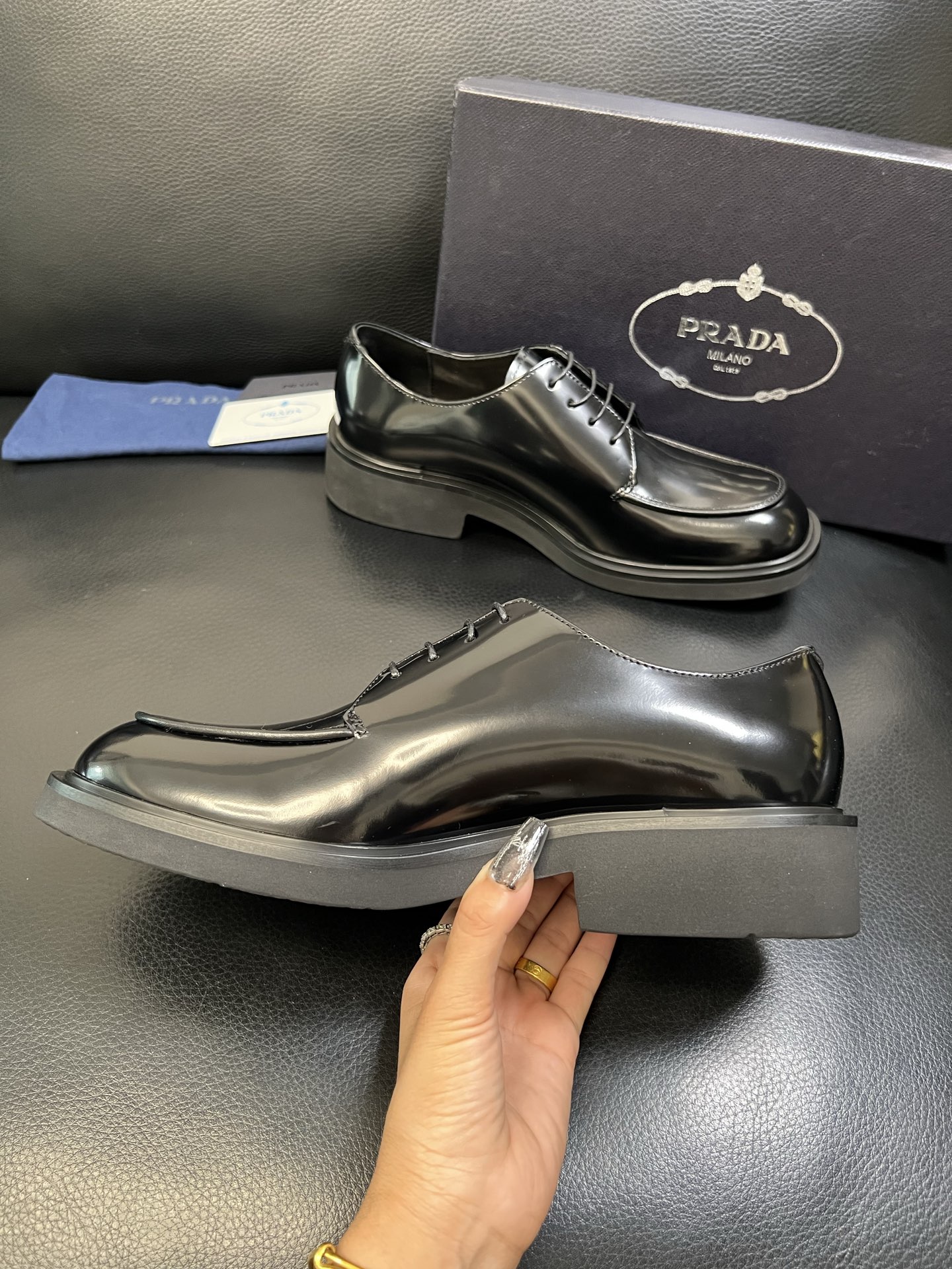 PRADA 高品质 顶级工艺品 普拉达 专柜同步 原厂配置，意大利进口原版牛皮面料，透气舒适进口水染牛里