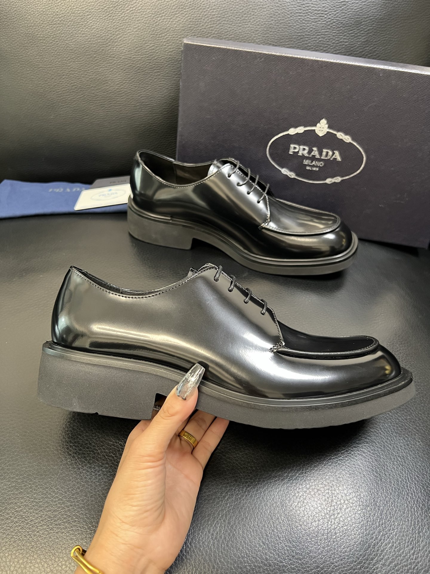 PRADA 高品质 顶级工艺品 普拉达 专柜同步 原厂配置，意大利进口原版牛皮面料，透气舒适进口水染牛里