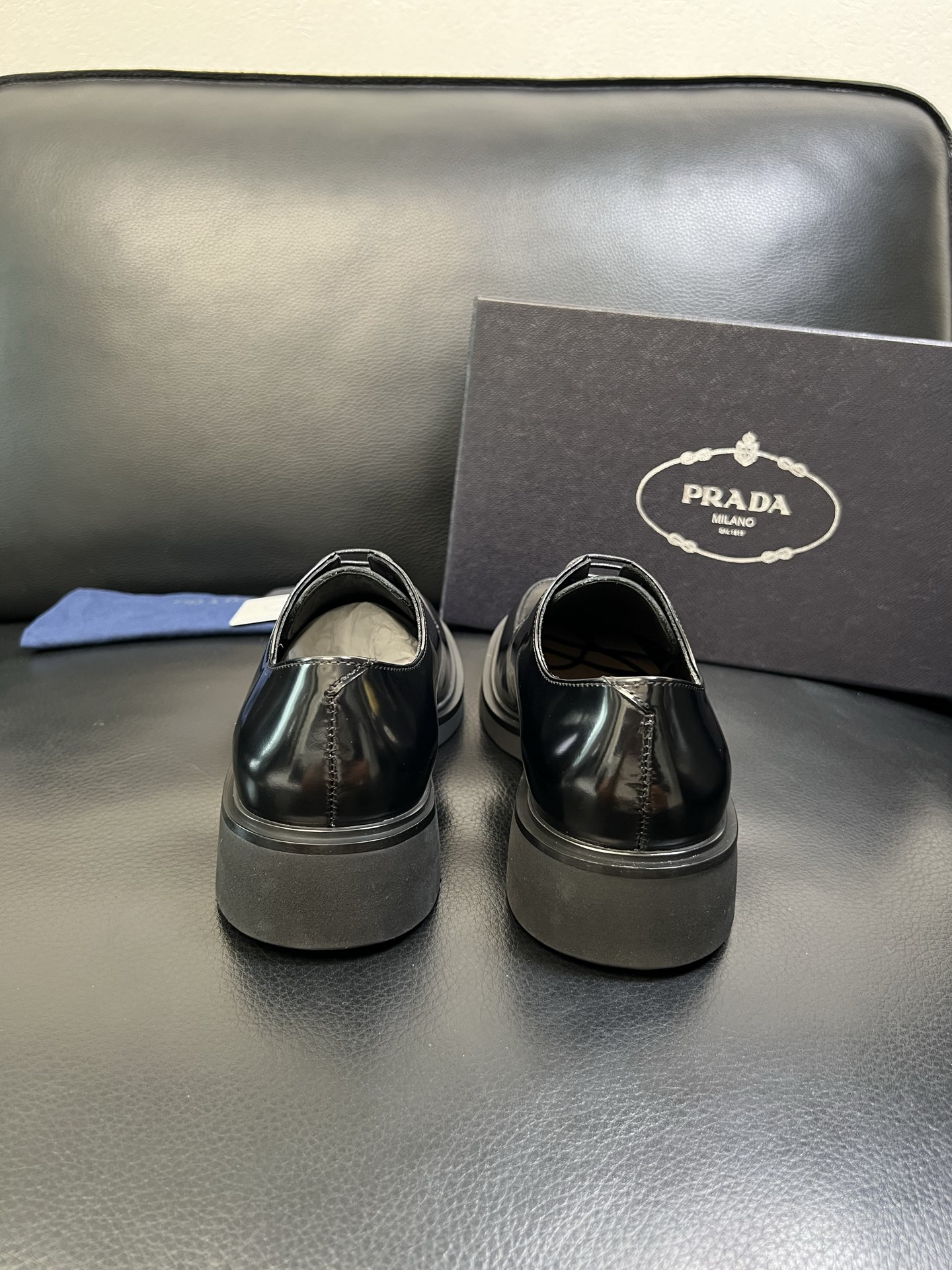 PRADA 高品质 顶级工艺品 普拉达 专柜同步 原厂配置，意大利进口原版牛皮面料，透气舒适进口水染牛里