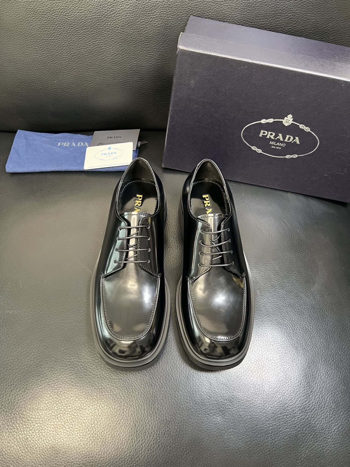 PRADA 高品质 顶级工艺品 普拉达 专柜同步 原厂配置，意大利进口原版牛皮面料，透气舒适进口水染牛里