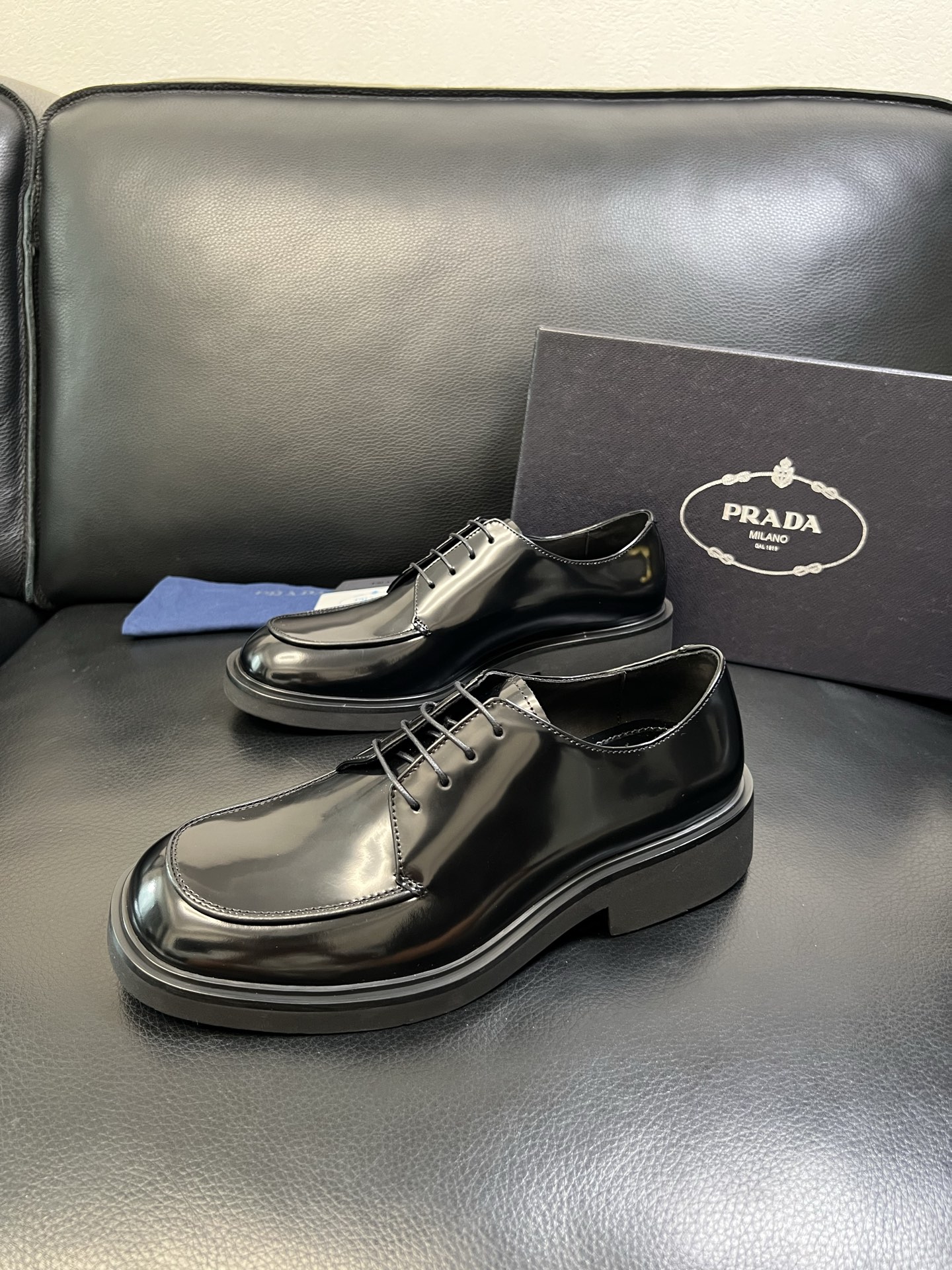 PRADA 高品质 顶级工艺品 普拉达 专柜同步 原厂配置，意大利进口原版牛皮面料，透气舒适进口水染牛里