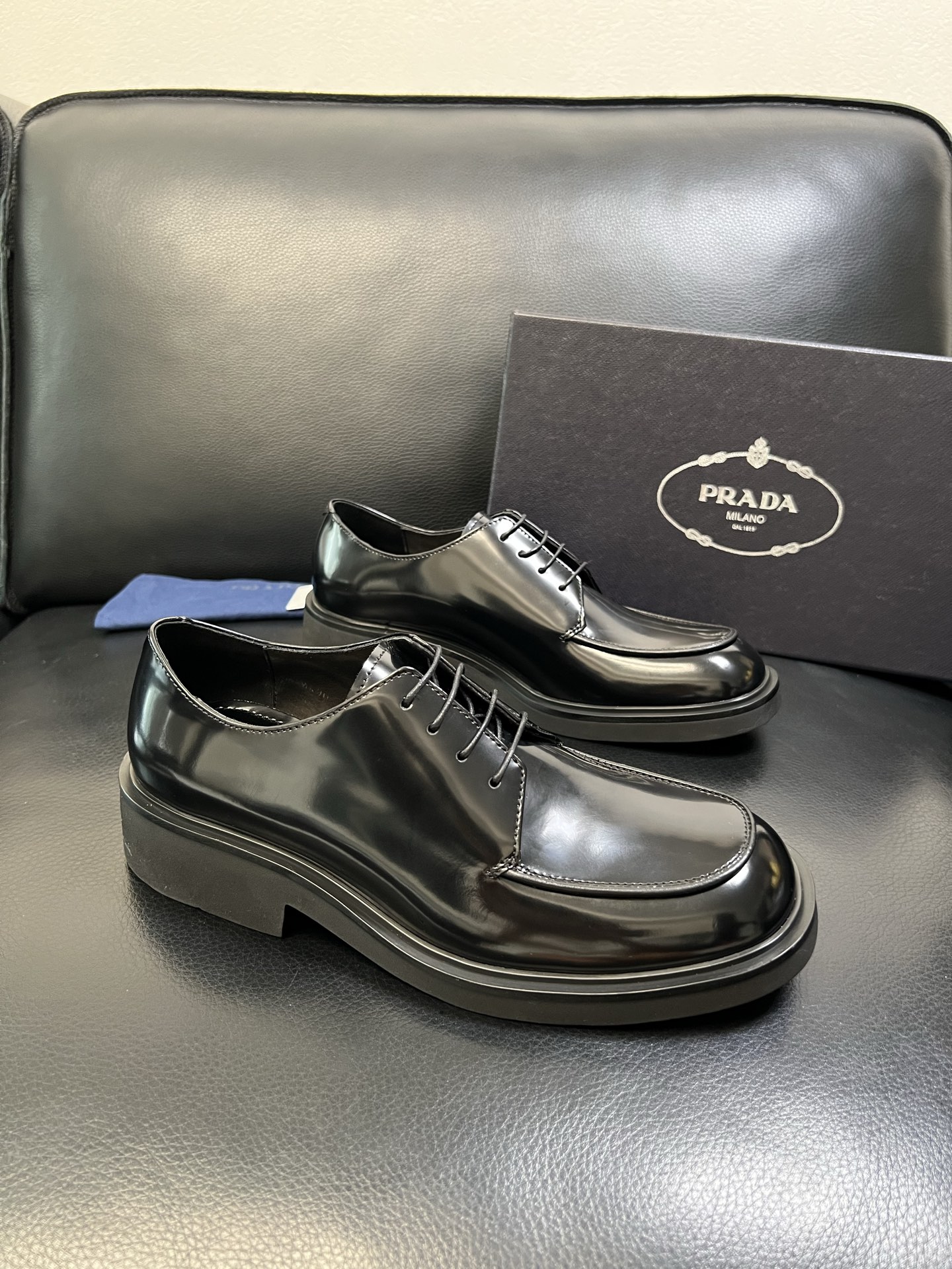 PRADA 高品质 顶级工艺品 普拉达 专柜同步 原厂配置，意大利进口原版牛皮面料，透气舒适进口水染牛里