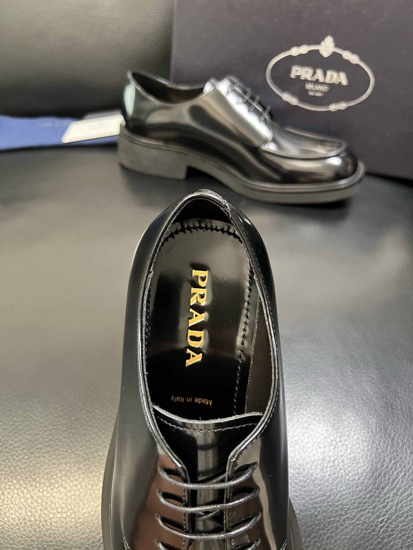 PRADA 高品质 顶级工艺品 普拉达 专柜同步 原厂配置，意大利进口原版牛皮面料，透气舒适进口水染牛里