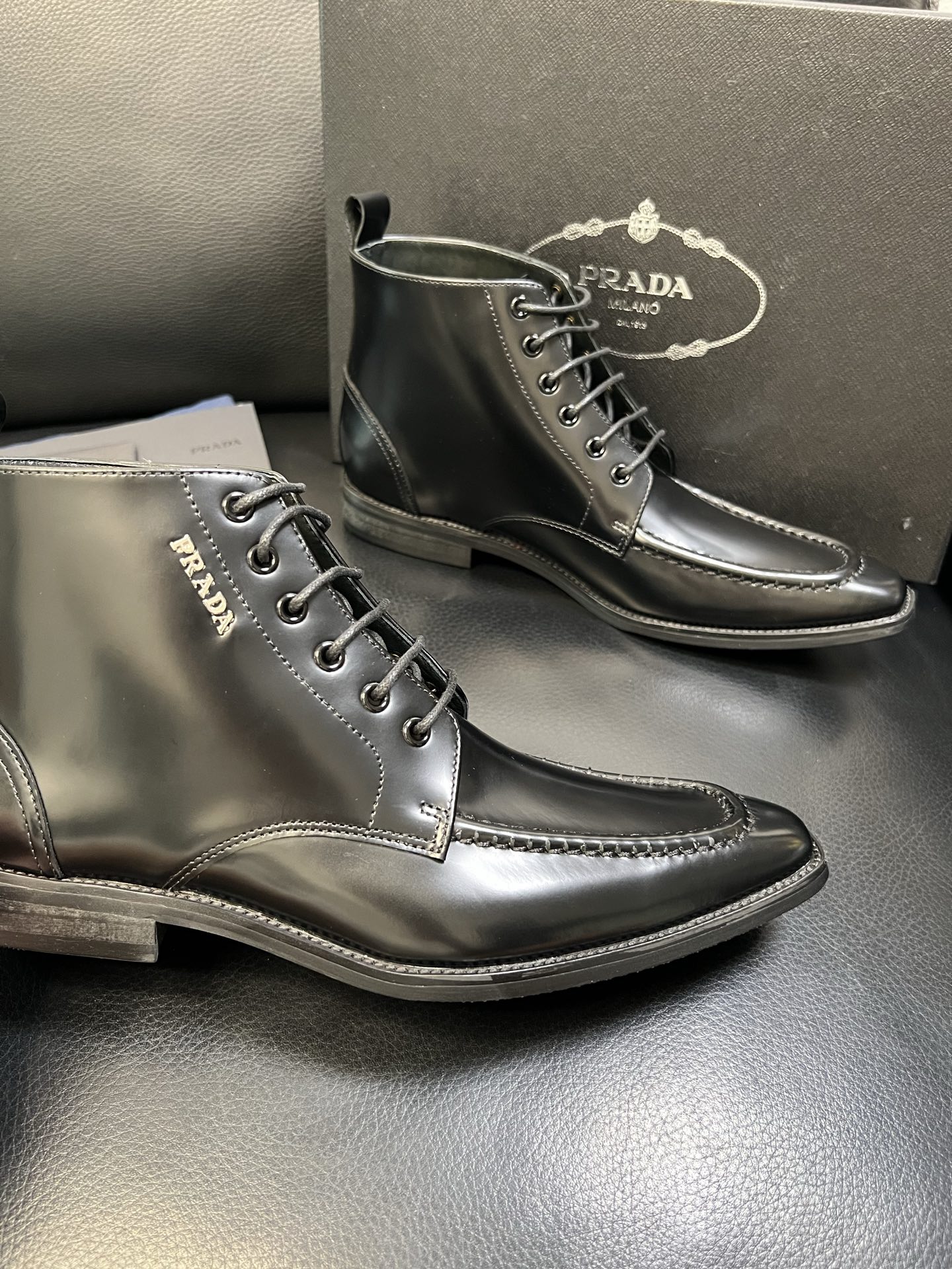 PRADA 高品质 顶级工艺品 普拉达 专柜同步 原厂配置，意大利进口原版牛皮面料，透气舒适进口水染牛里