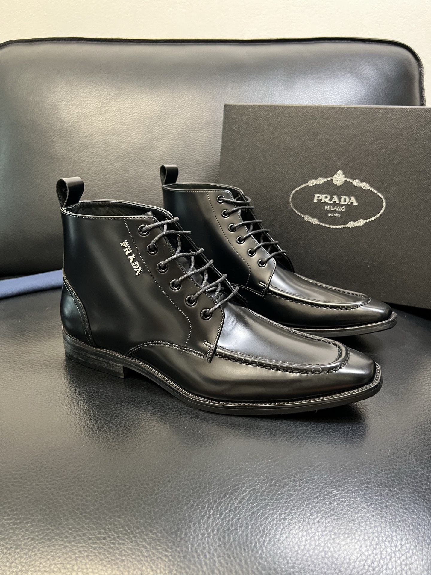 PRADA 高品质 顶级工艺品 普拉达 专柜同步 原厂配置，意大利进口原版牛皮面料，透气舒适进口水染牛里