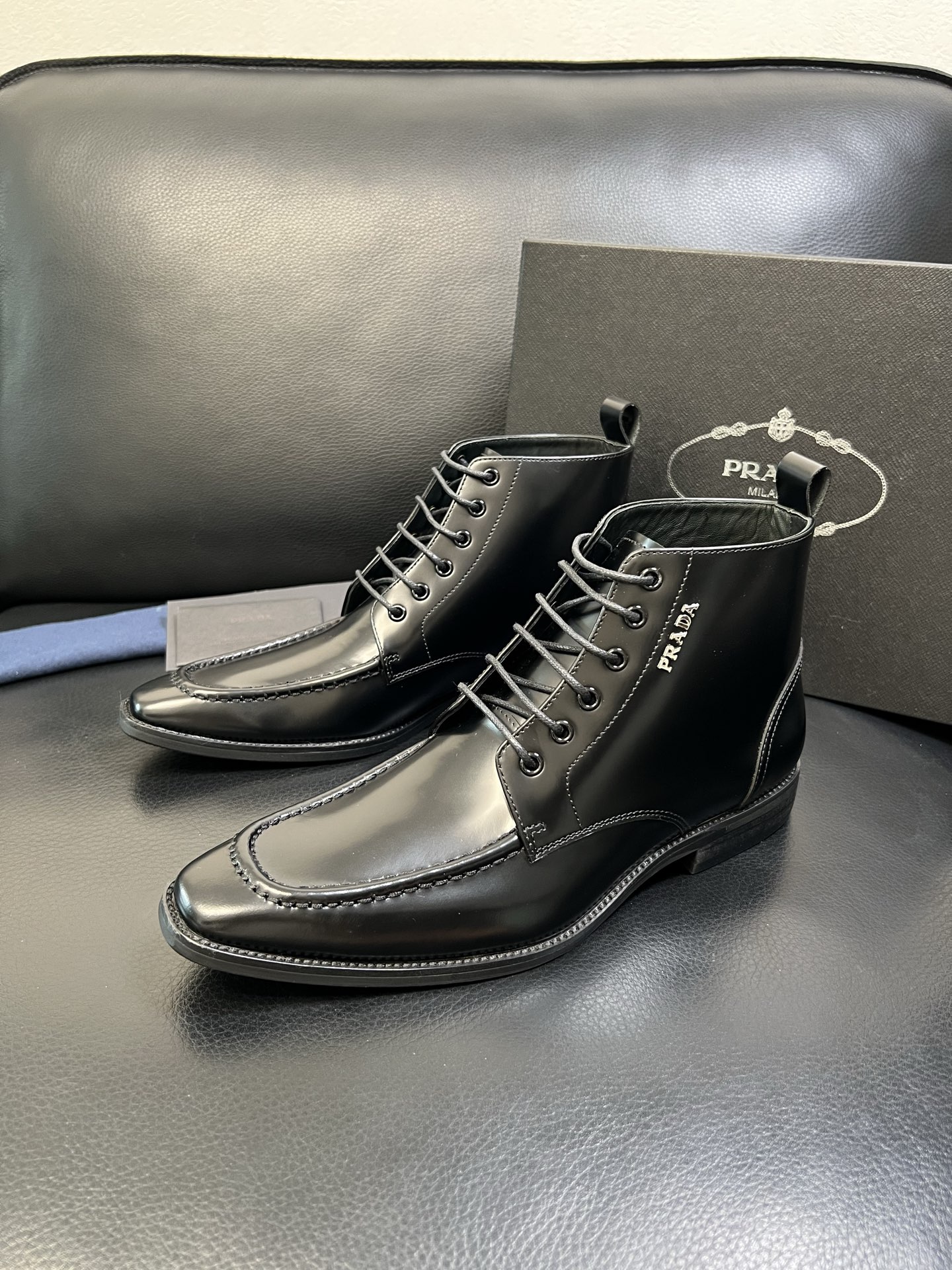 PRADA 高品质 顶级工艺品 普拉达 专柜同步 原厂配置，意大利进口原版牛皮面料，透气舒适进口水染牛里