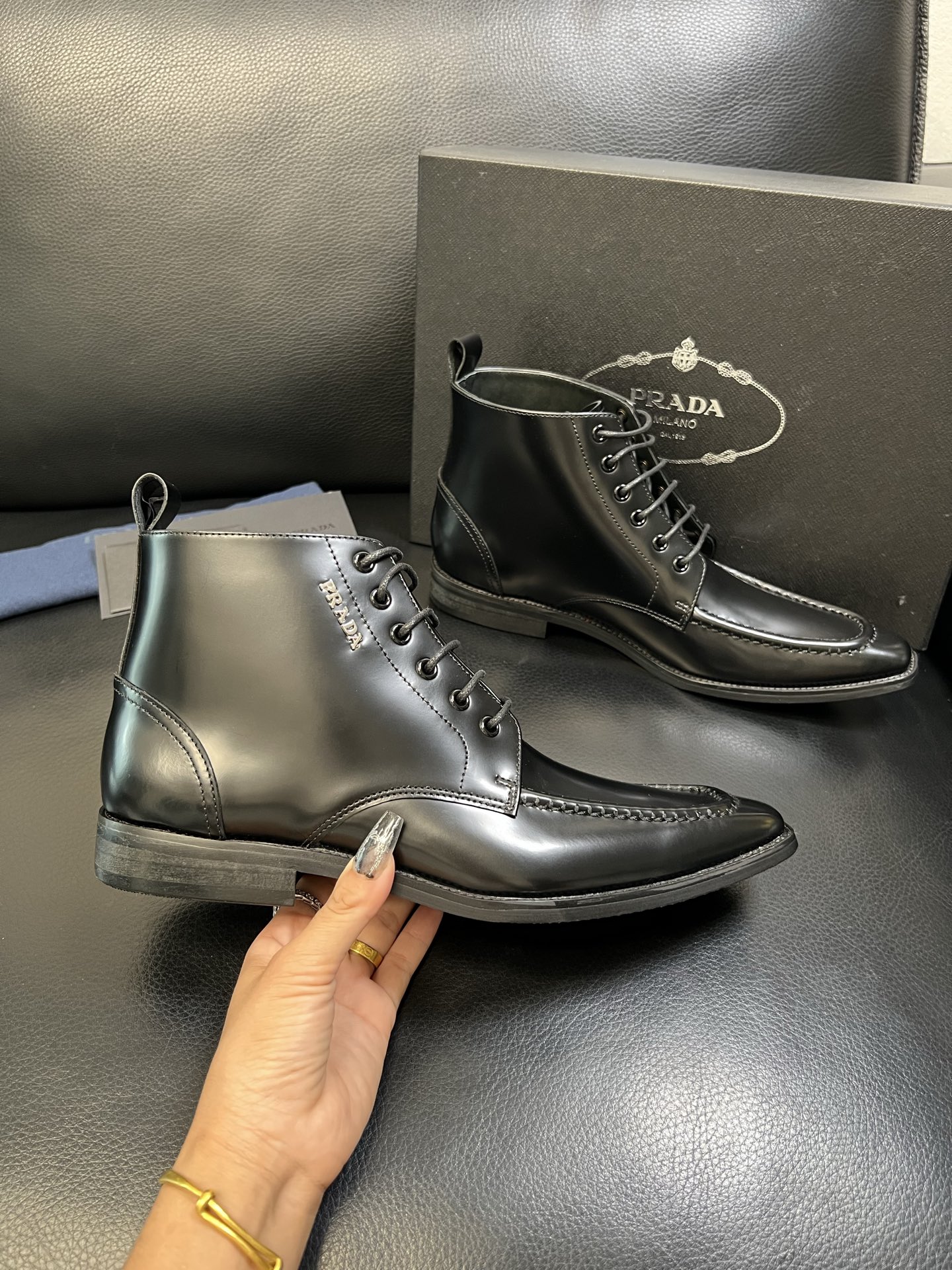 PRADA 高品质 顶级工艺品 普拉达 专柜同步 原厂配置，意大利进口原版牛皮面料，透气舒适进口水染牛里