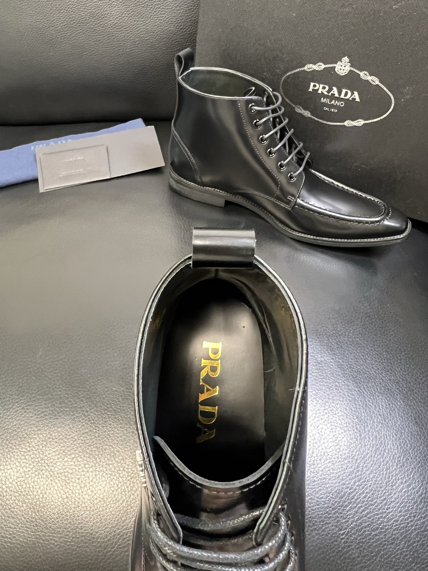 PRADA 高品质 顶级工艺品 普拉达 专柜同步 原厂配置，意大利进口原版牛皮面料，透气舒适进口水染牛里