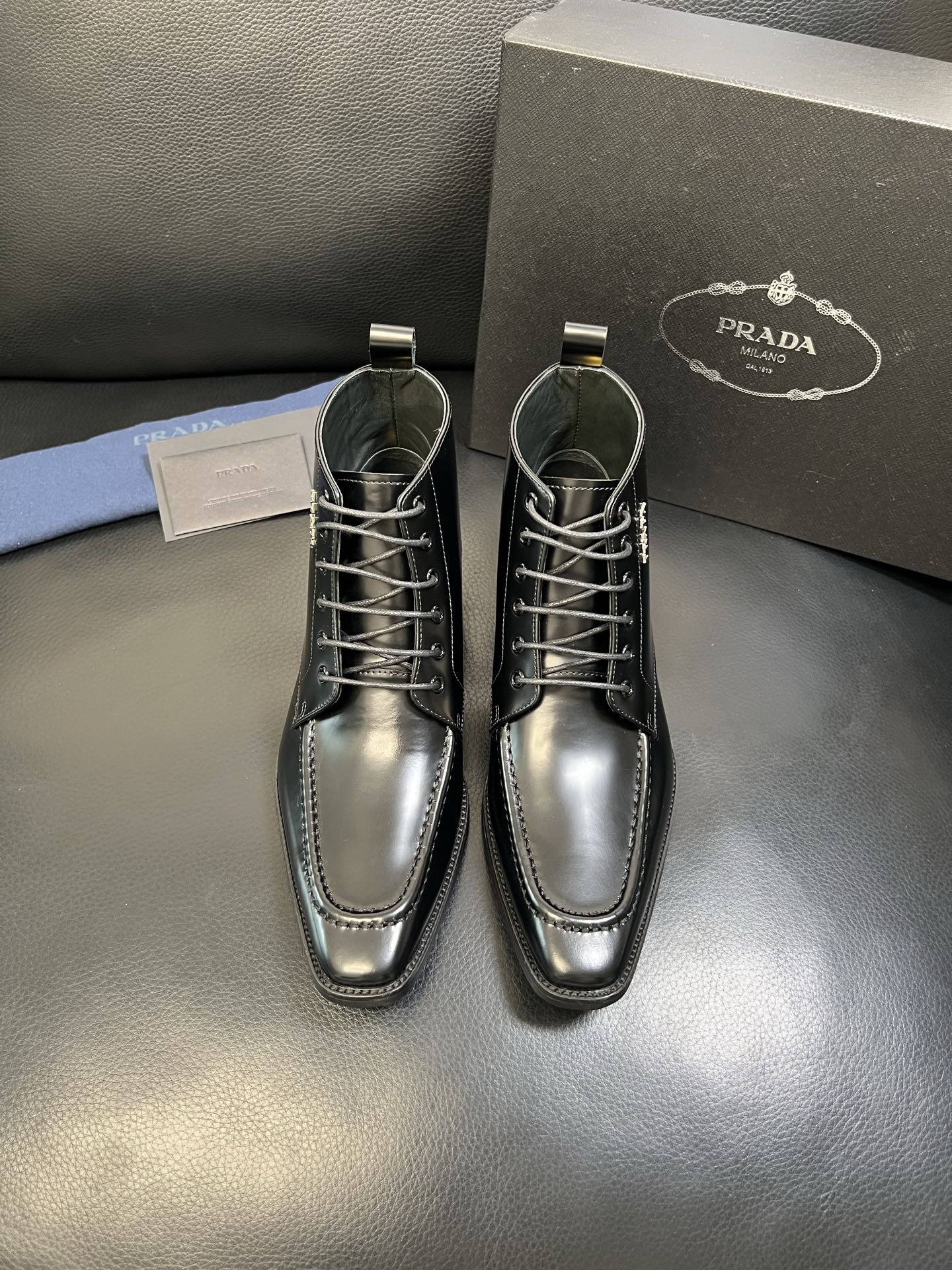 PRADA 高品质 顶级工艺品 普拉达 专柜同步 原厂配置，意大利进口原版牛皮面料，透气舒适进口水染牛里