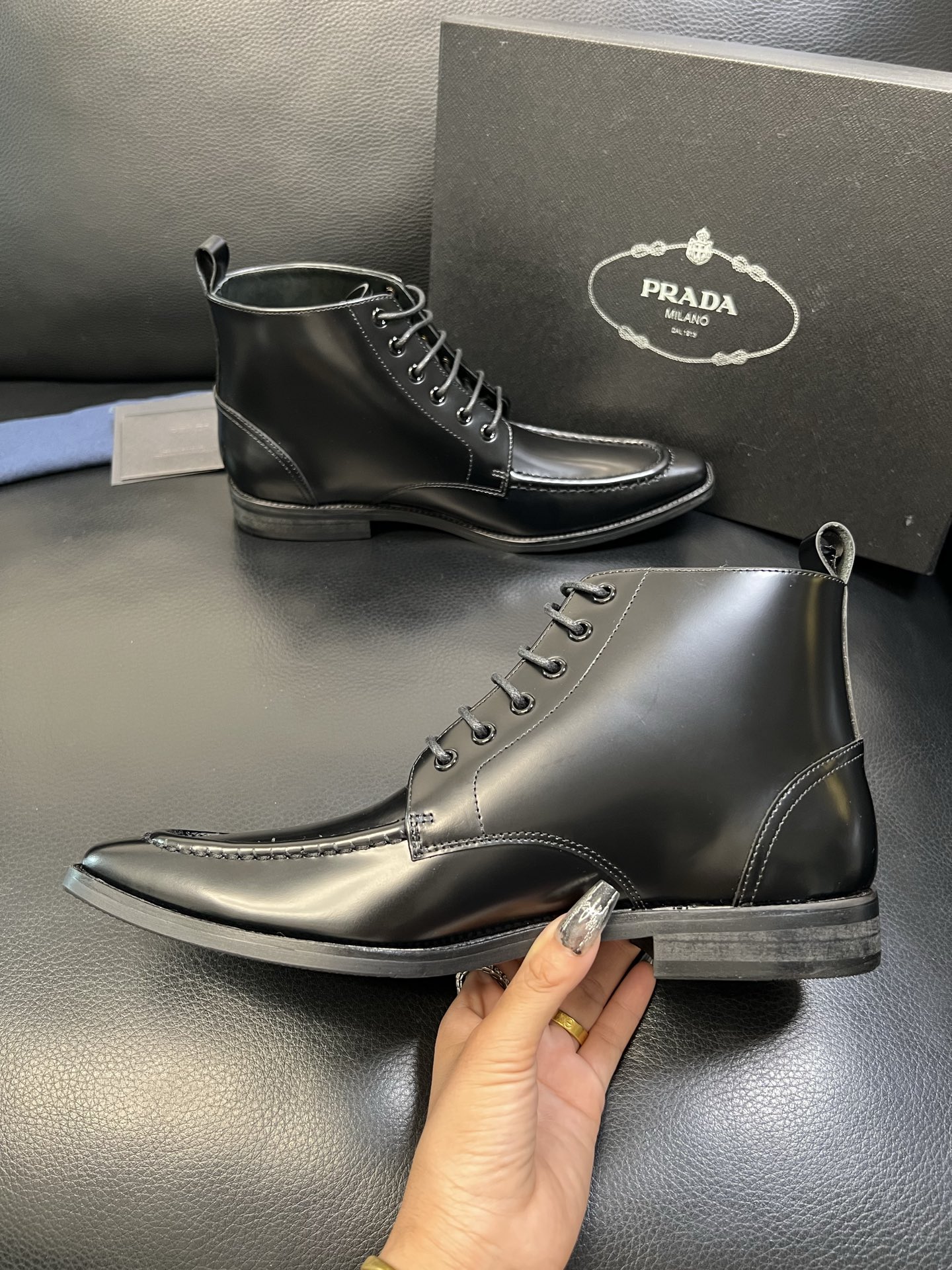 PRADA 高品质 顶级工艺品 普拉达 专柜同步 原厂配置，意大利进口原版牛皮面料，透气舒适进口水染牛里