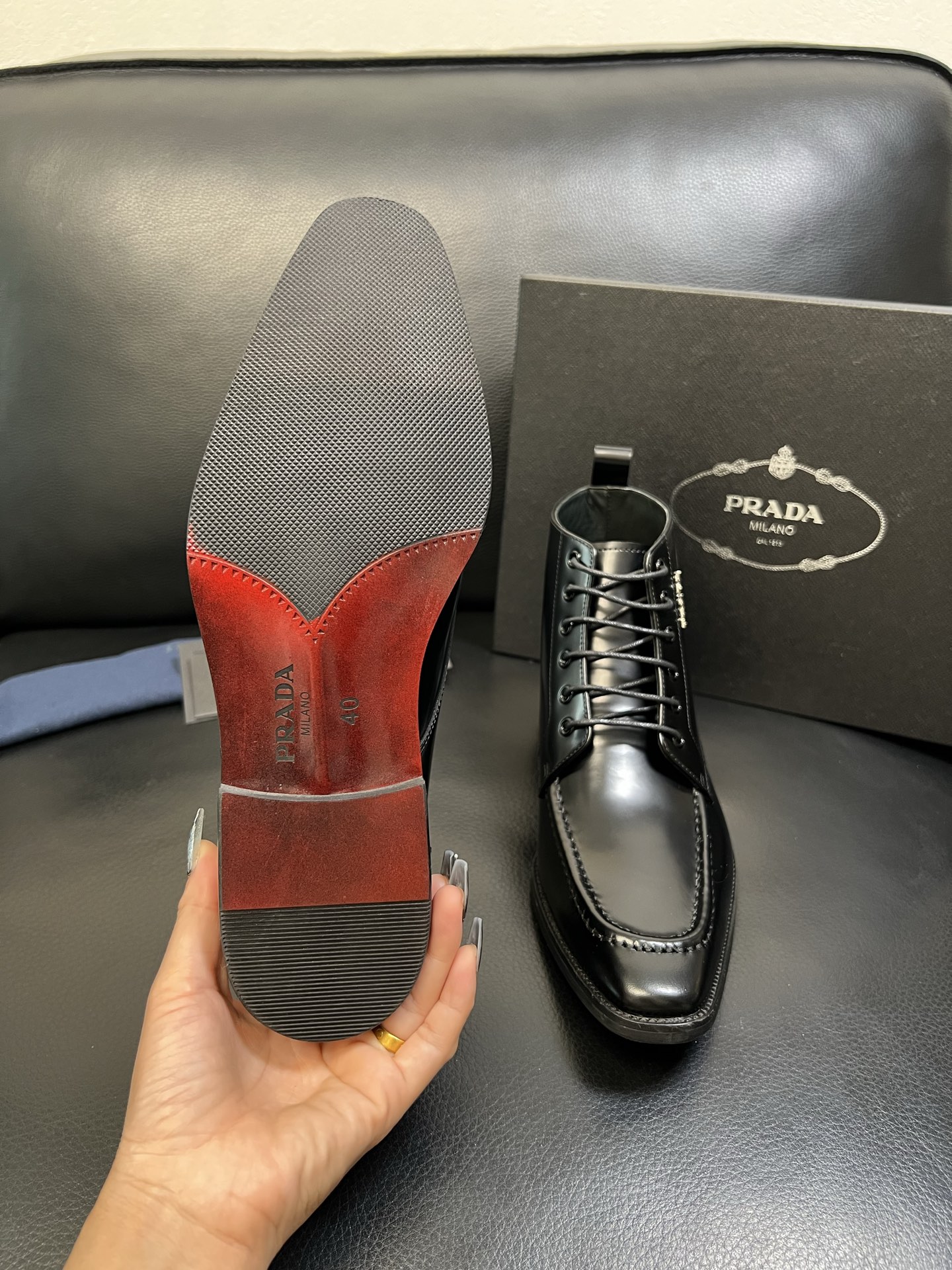 PRADA 高品质 顶级工艺品 普拉达 专柜同步 原厂配置，意大利进口原版牛皮面料，透气舒适进口水染牛里