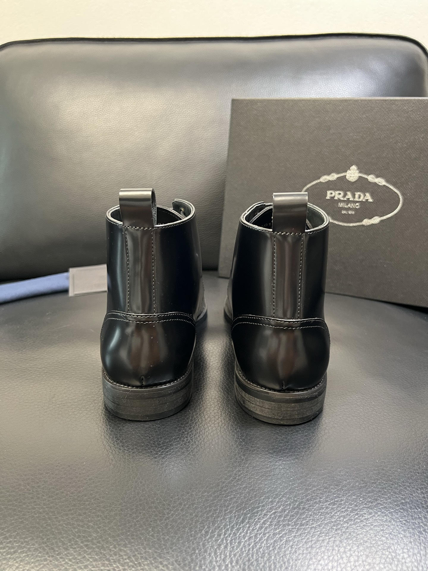 PRADA 高品质 顶级工艺品 普拉达 专柜同步 原厂配置，意大利进口原版牛皮面料，透气舒适进口水染牛里