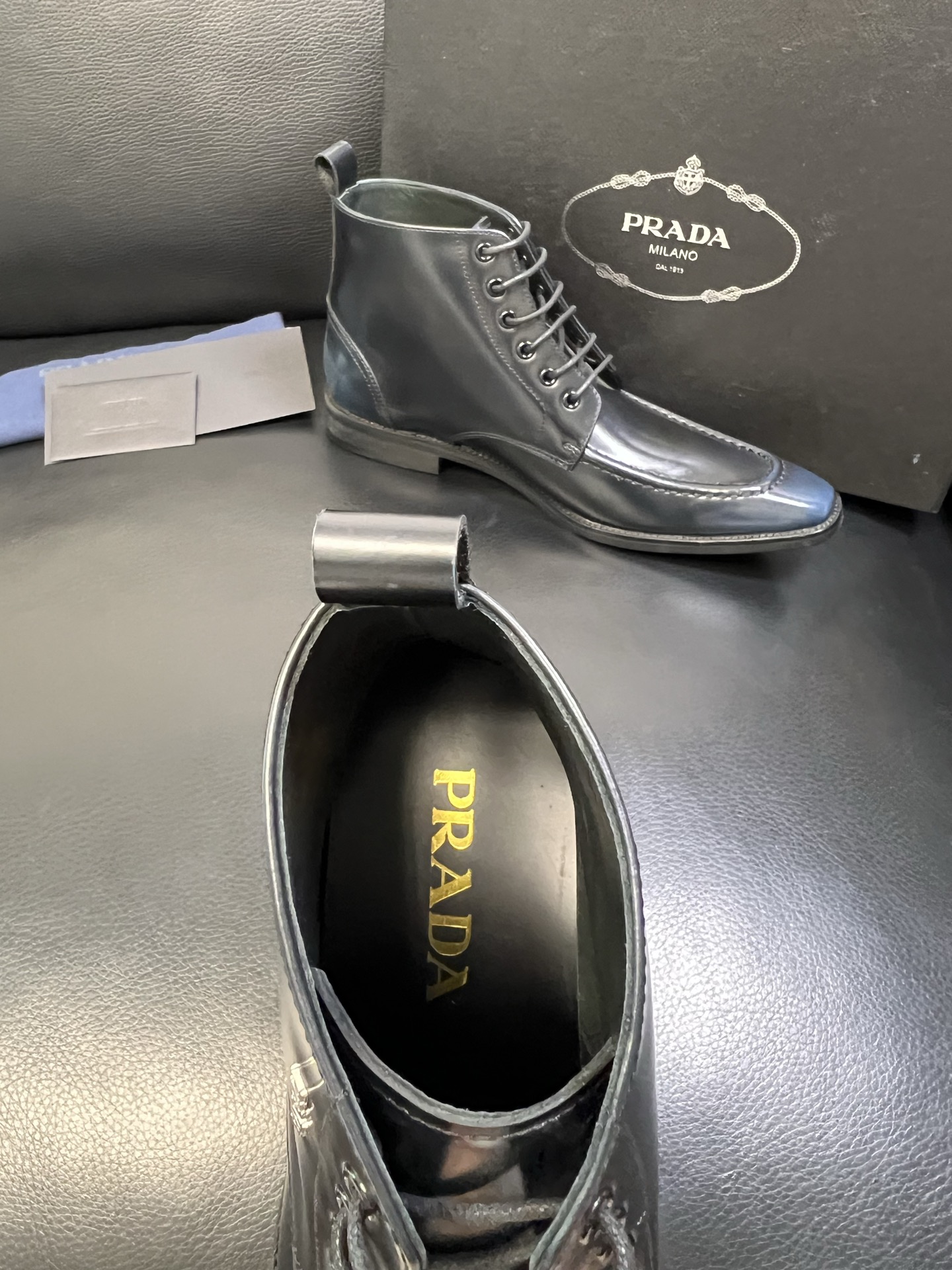 PRADA 高品质 顶级工艺品 普拉达 专柜同步 原厂配置，意大利进口原版牛皮面料，透气舒适进口水染牛里