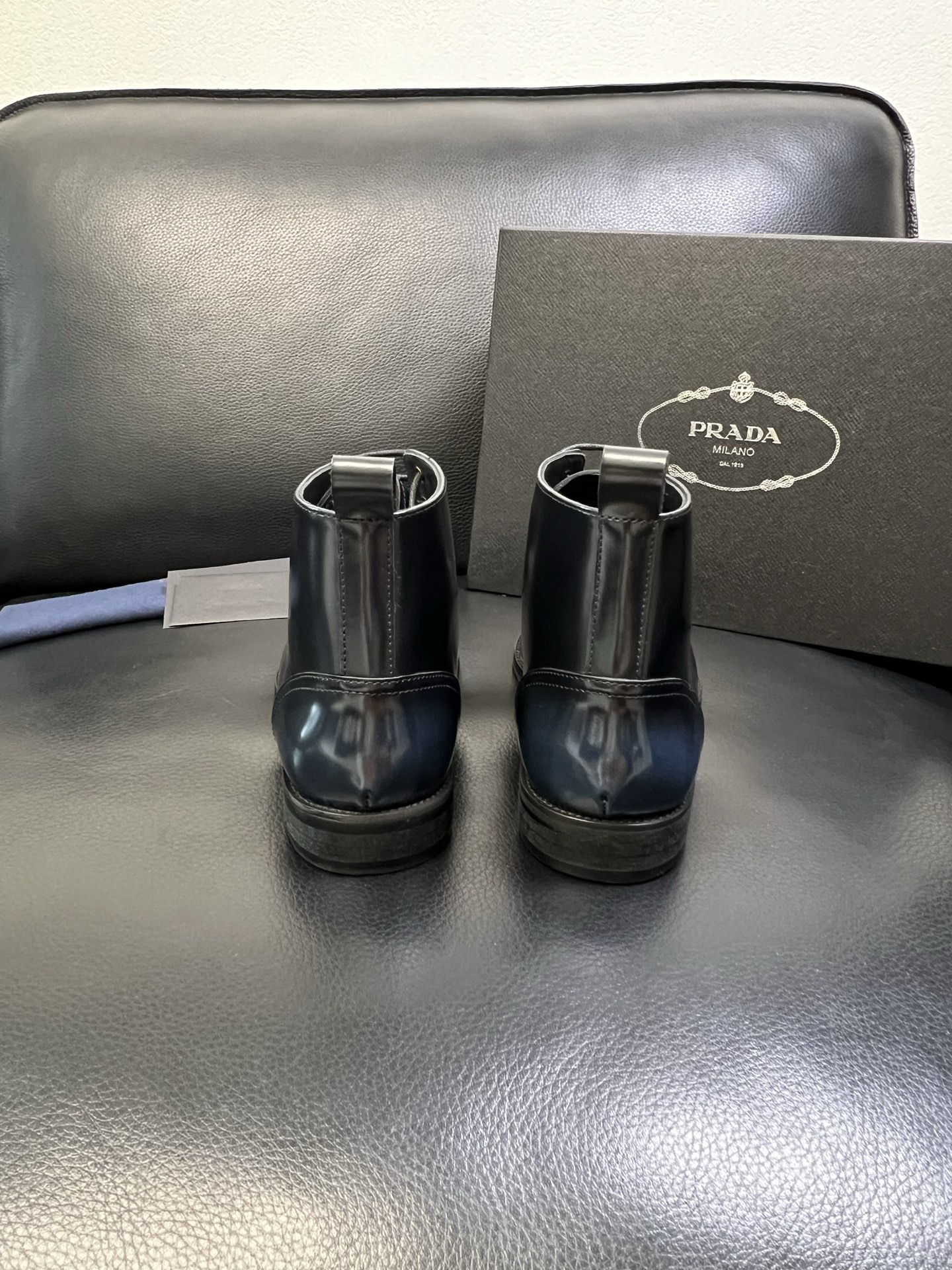 PRADA 高品质 顶级工艺品 普拉达 专柜同步 原厂配置，意大利进口原版牛皮面料，透气舒适进口水染牛里