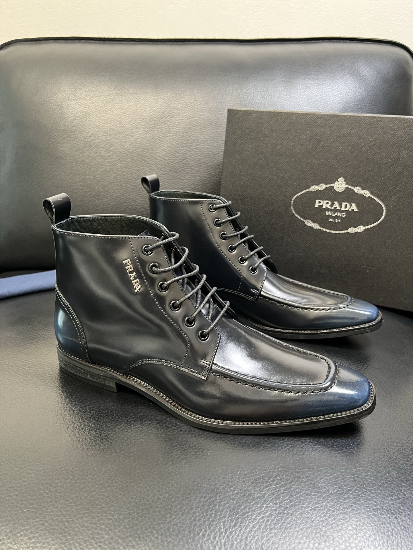 PRADA 高品质 顶级工艺品 普拉达 专柜同步 原厂配置，意大利进口原版牛皮面料，透气舒适进口水染牛里