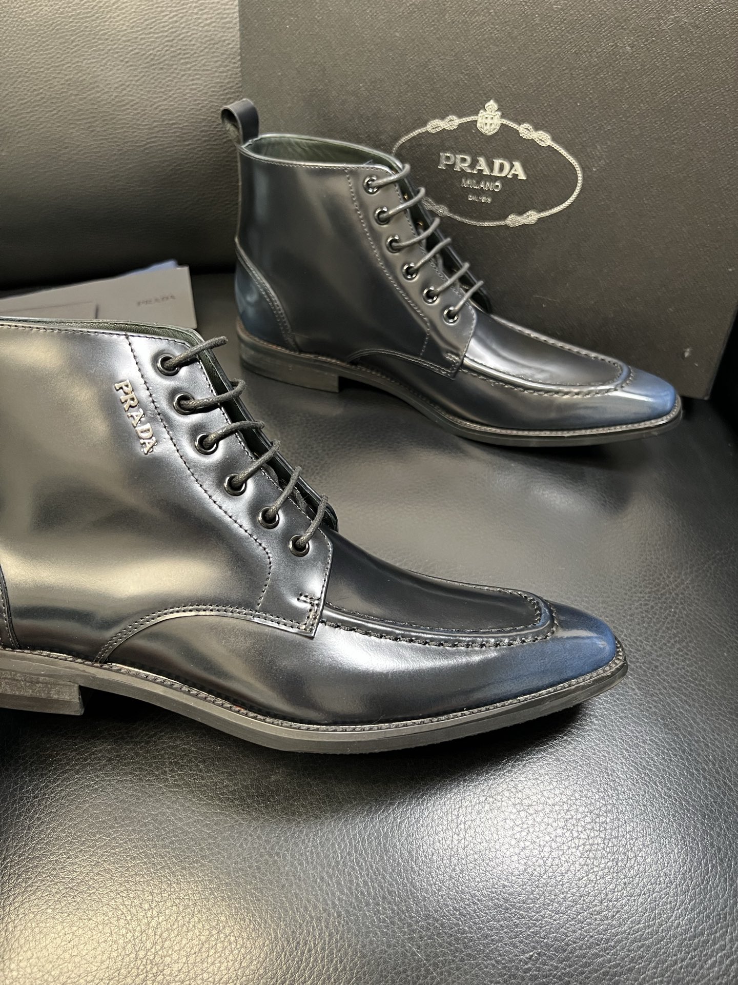 PRADA 高品质 顶级工艺品 普拉达 专柜同步 原厂配置，意大利进口原版牛皮面料，透气舒适进口水染牛里