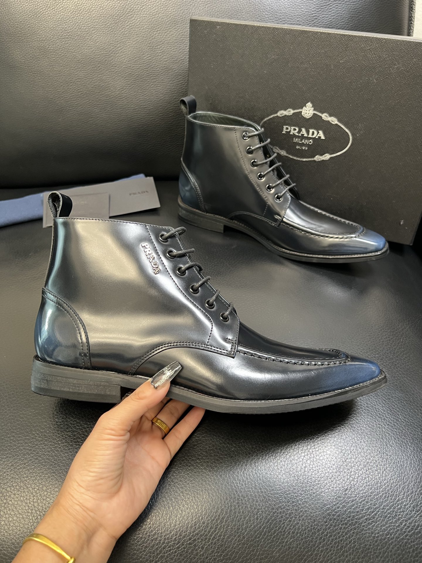 PRADA 高品质 顶级工艺品 普拉达 专柜同步 原厂配置，意大利进口原版牛皮面料，透气舒适进口水染牛里