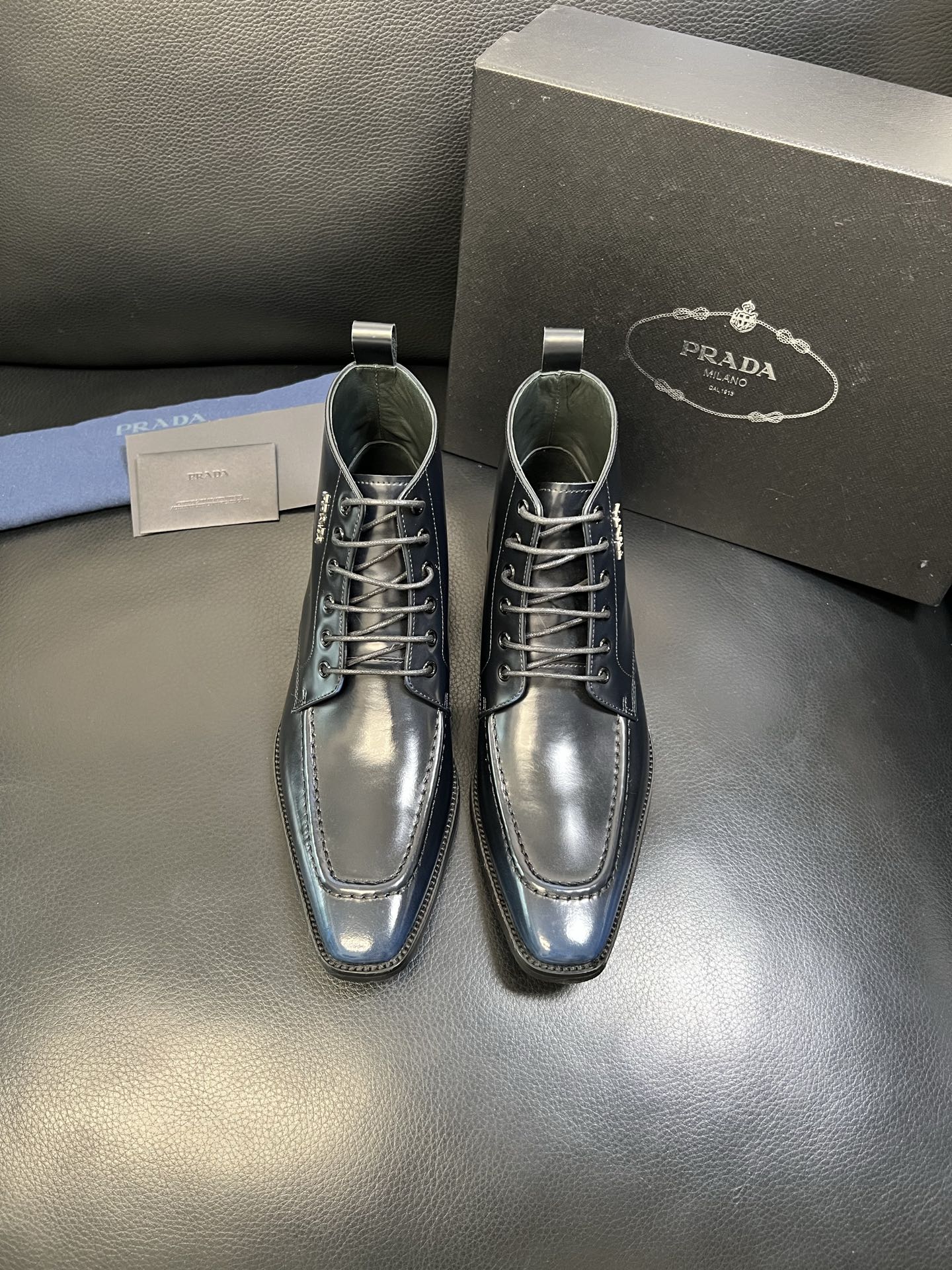 PRADA 高品质 顶级工艺品 普拉达 专柜同步 原厂配置，意大利进口原版牛皮面料，透气舒适进口水染牛里