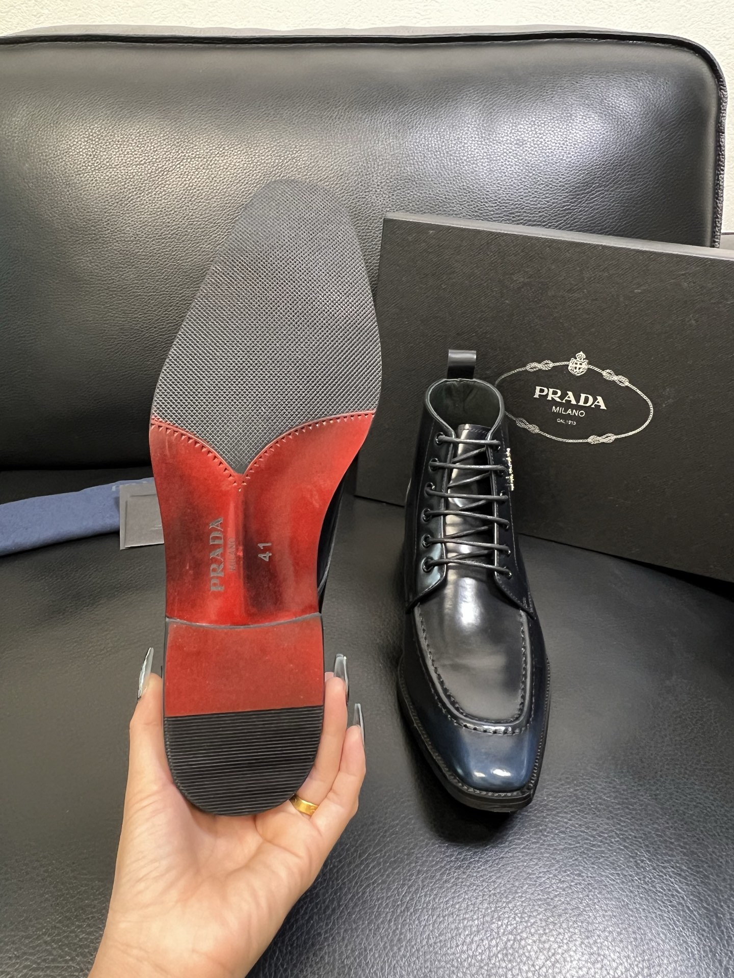 PRADA 高品质 顶级工艺品 普拉达 专柜同步 原厂配置，意大利进口原版牛皮面料，透气舒适进口水染牛里