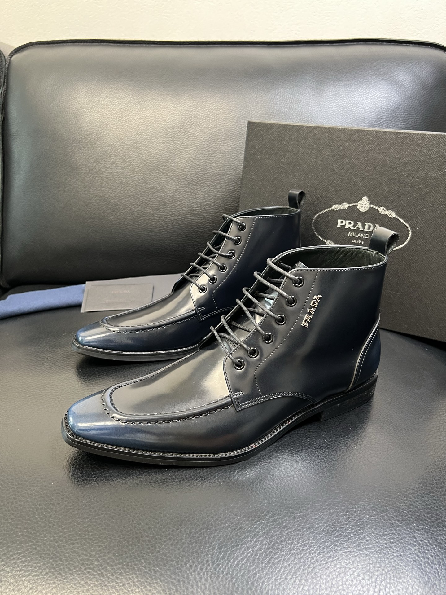 PRADA 高品质 顶级工艺品 普拉达 专柜同步 原厂配置，意大利进口原版牛皮面料，透气舒适进口水染牛里