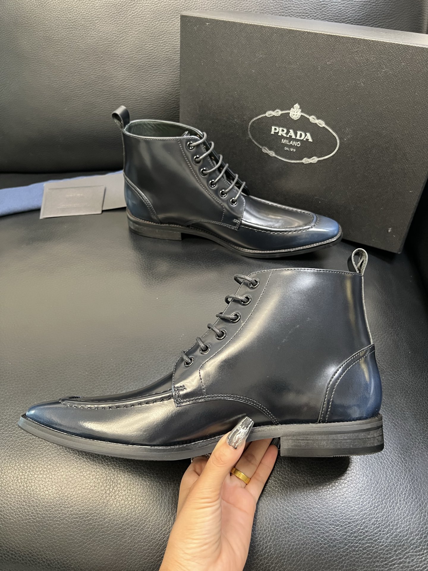 PRADA 高品质 顶级工艺品 普拉达 专柜同步 原厂配置，意大利进口原版牛皮面料，透气舒适进口水染牛里