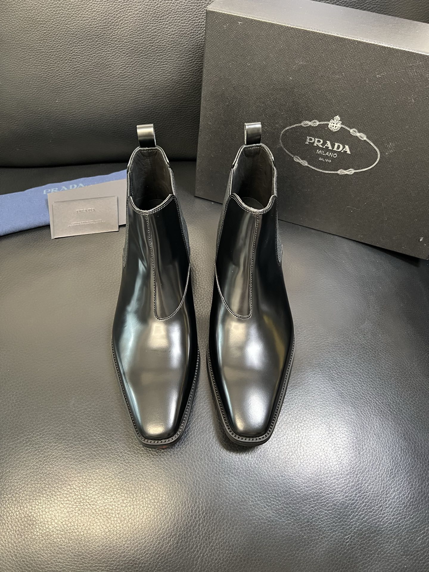 PRADA 高品质 顶级工艺品 普拉达 专柜同步 原厂配置，意大利进口原版牛皮面料，透气舒适进口水染牛里