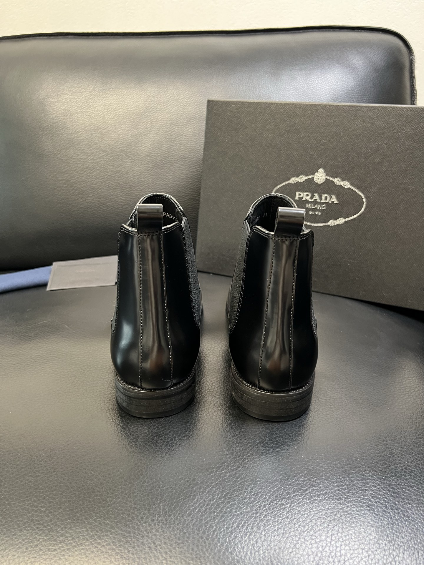 PRADA 高品质 顶级工艺品 普拉达 专柜同步 原厂配置，意大利进口原版牛皮面料，透气舒适进口水染牛里