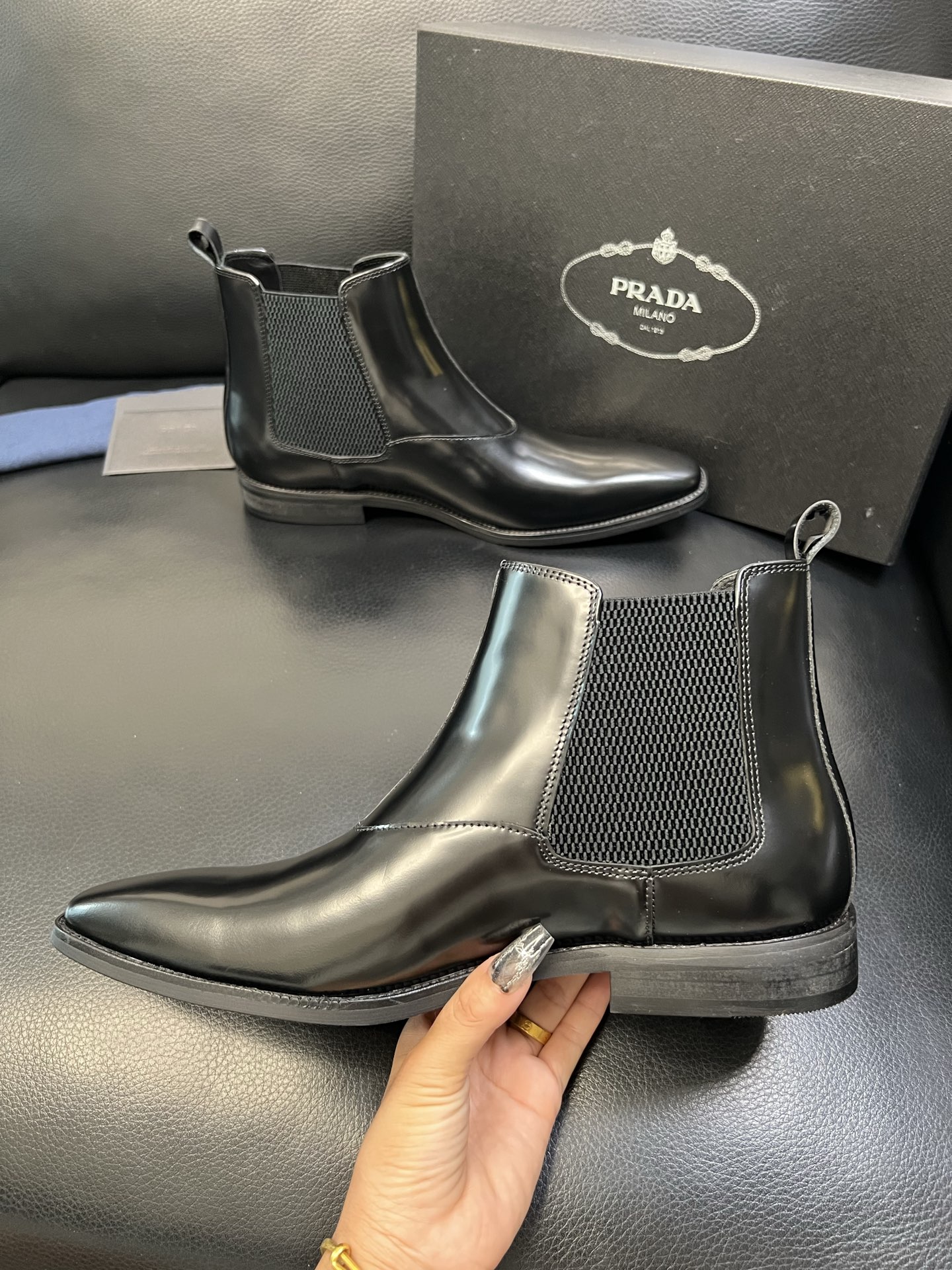 PRADA 高品质 顶级工艺品 普拉达 专柜同步 原厂配置，意大利进口原版牛皮面料，透气舒适进口水染牛里