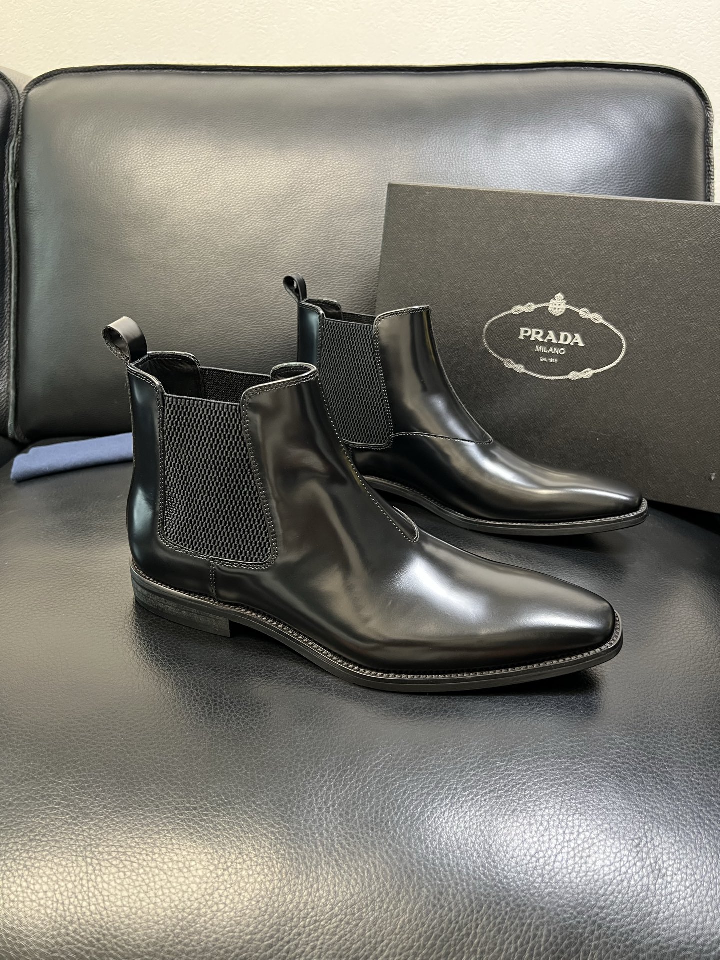 PRADA 高品质 顶级工艺品 普拉达 专柜同步 原厂配置，意大利进口原版牛皮面料，透气舒适进口水染牛里