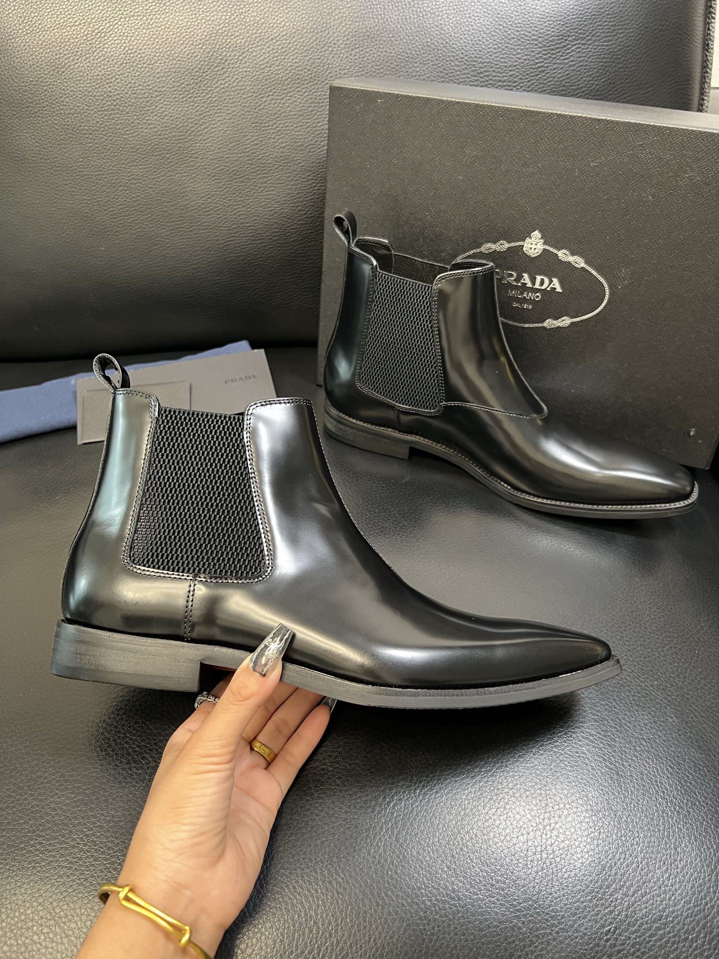 PRADA 高品质 顶级工艺品 普拉达 专柜同步 原厂配置，意大利进口原版牛皮面料，透气舒适进口水染牛里