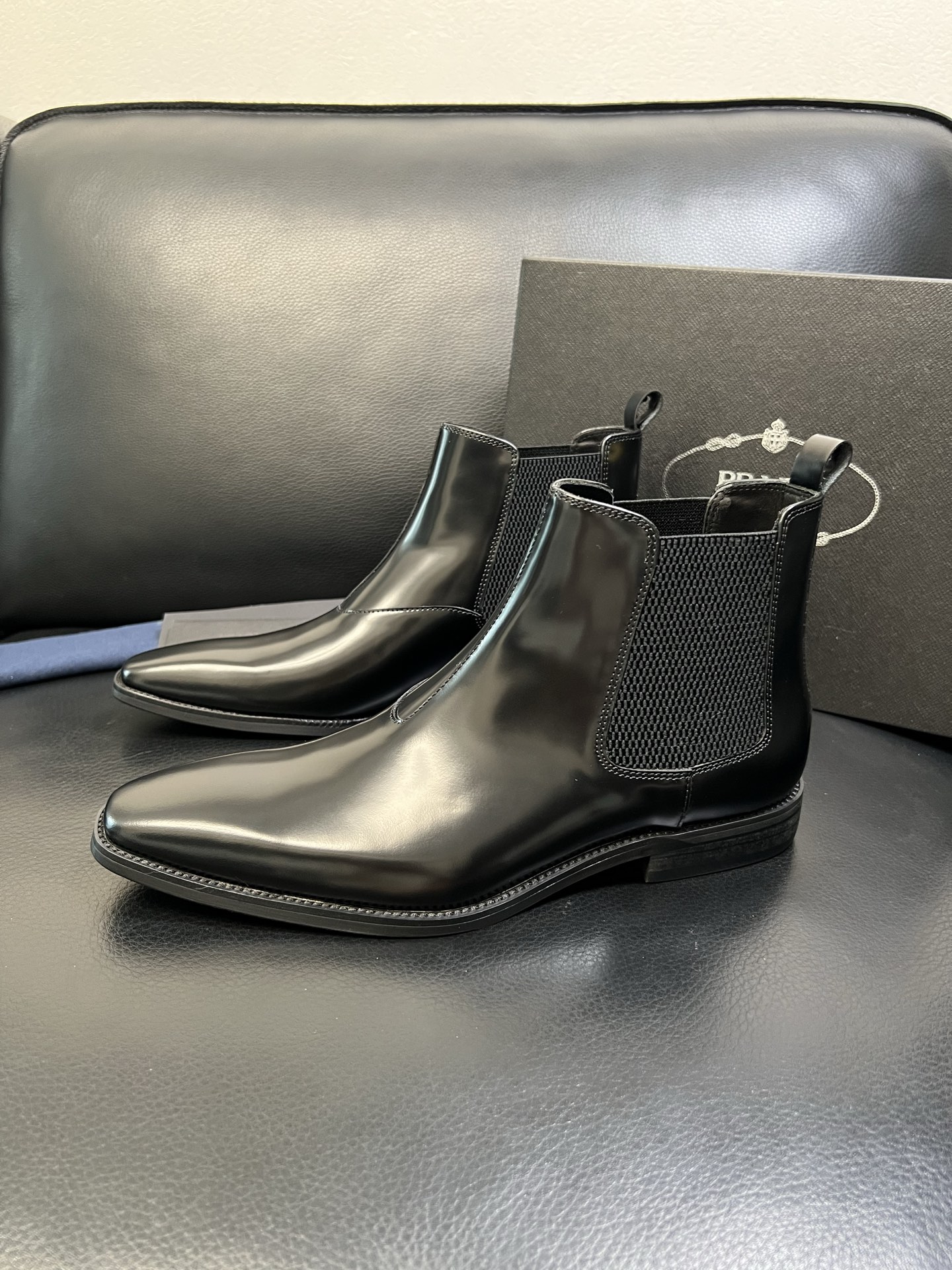 PRADA 高品质 顶级工艺品 普拉达 专柜同步 原厂配置，意大利进口原版牛皮面料，透气舒适进口水染牛里