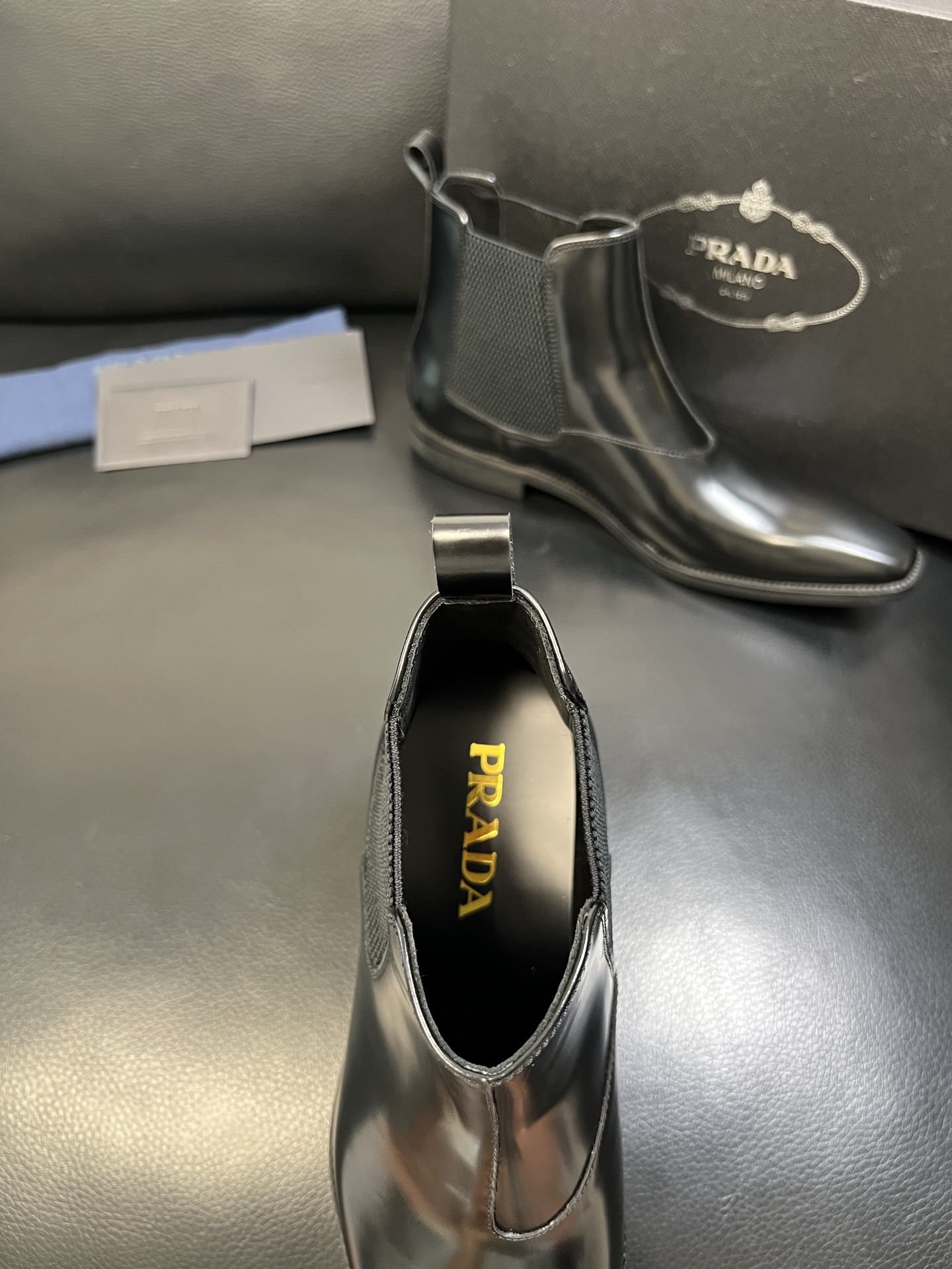 PRADA 高品质 顶级工艺品 普拉达 专柜同步 原厂配置，意大利进口原版牛皮面料，透气舒适进口水染牛里