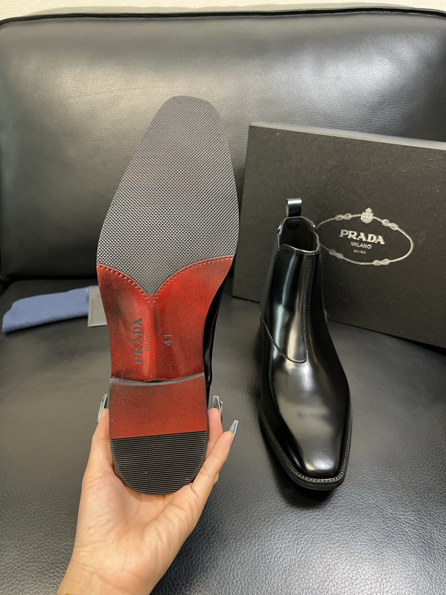 PRADA 高品质 顶级工艺品 普拉达 专柜同步 原厂配置，意大利进口原版牛皮面料，透气舒适进口水染牛里