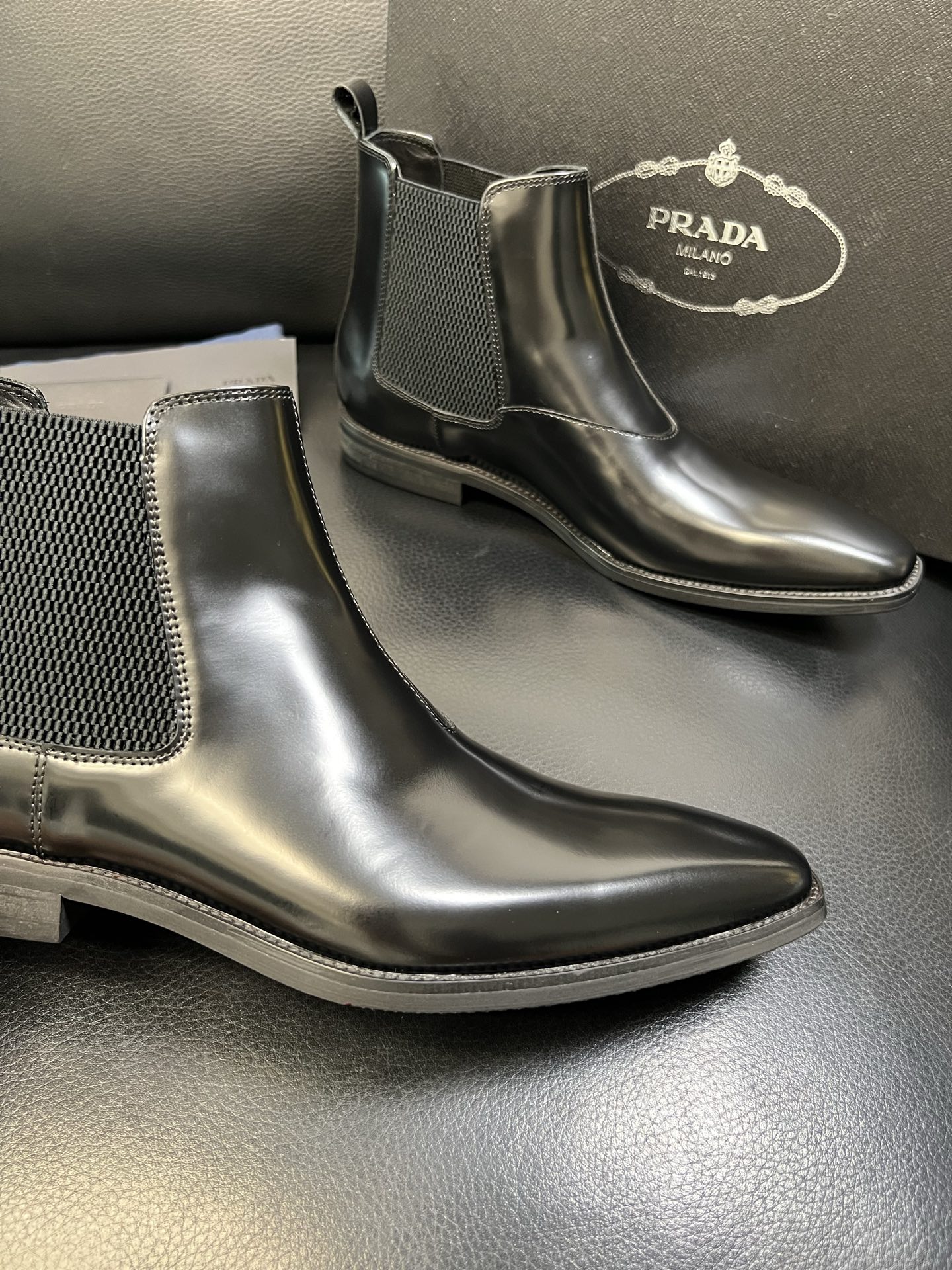 PRADA 高品质 顶级工艺品 普拉达 专柜同步 原厂配置，意大利进口原版牛皮面料，透气舒适进口水染牛里