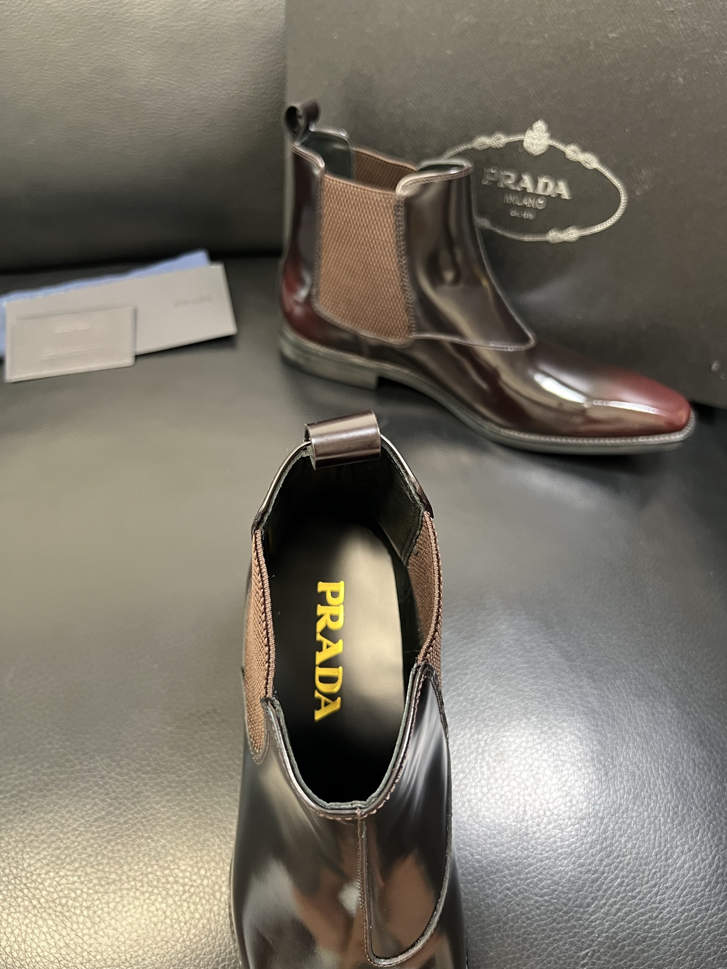 PRADA 高品质 顶级工艺品 普拉达 专柜同步 原厂配置，意大利进口原版牛皮面料，透气舒适进口水染牛里