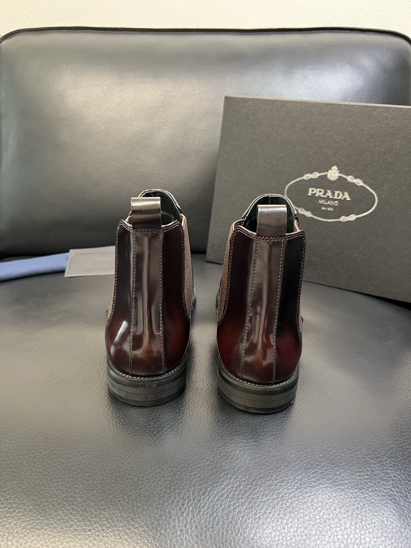 PRADA 高品质 顶级工艺品 普拉达 专柜同步 原厂配置，意大利进口原版牛皮面料，透气舒适进口水染牛里