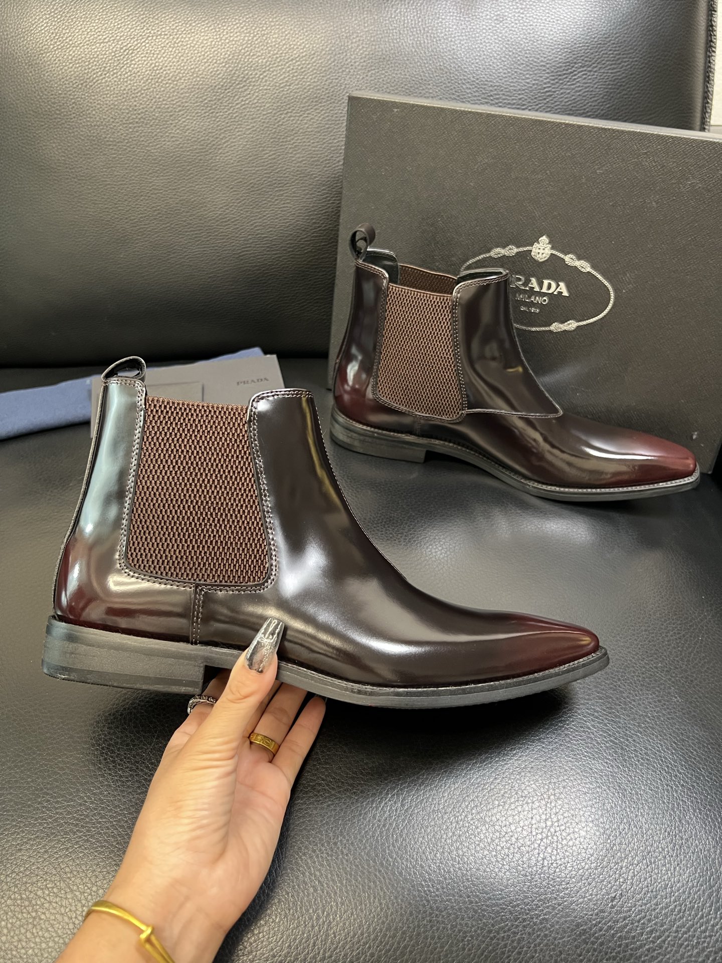 PRADA 高品质 顶级工艺品 普拉达 专柜同步 原厂配置，意大利进口原版牛皮面料，透气舒适进口水染牛里