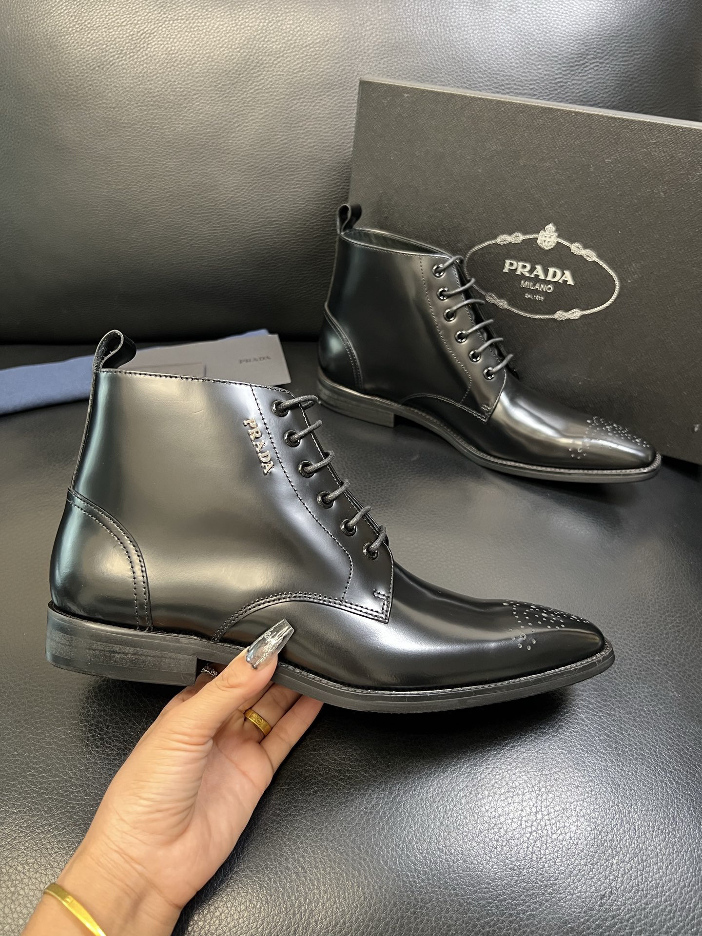 PRADA 高品质 顶级工艺品 普拉达 专柜同步 原厂配置，意大利进口原版牛皮面料，透气舒适进口水染牛里