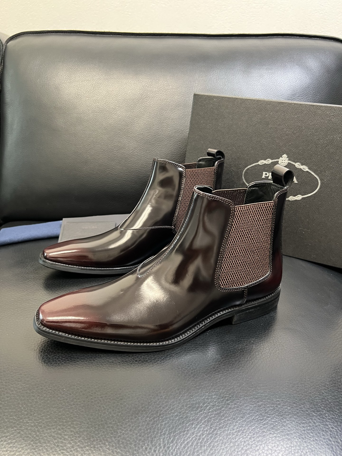 PRADA 高品质 顶级工艺品 普拉达 专柜同步 原厂配置，意大利进口原版牛皮面料，透气舒适进口水染牛里