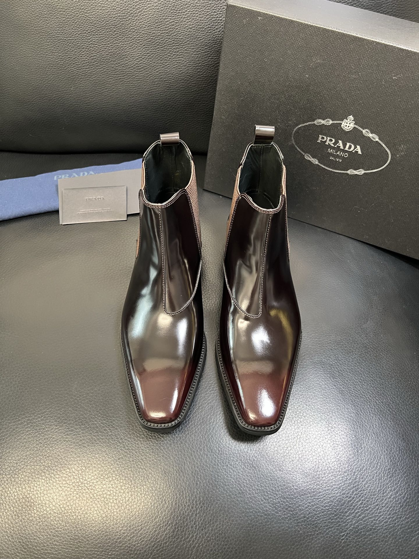 PRADA 高品质 顶级工艺品 普拉达 专柜同步 原厂配置，意大利进口原版牛皮面料，透气舒适进口水染牛里