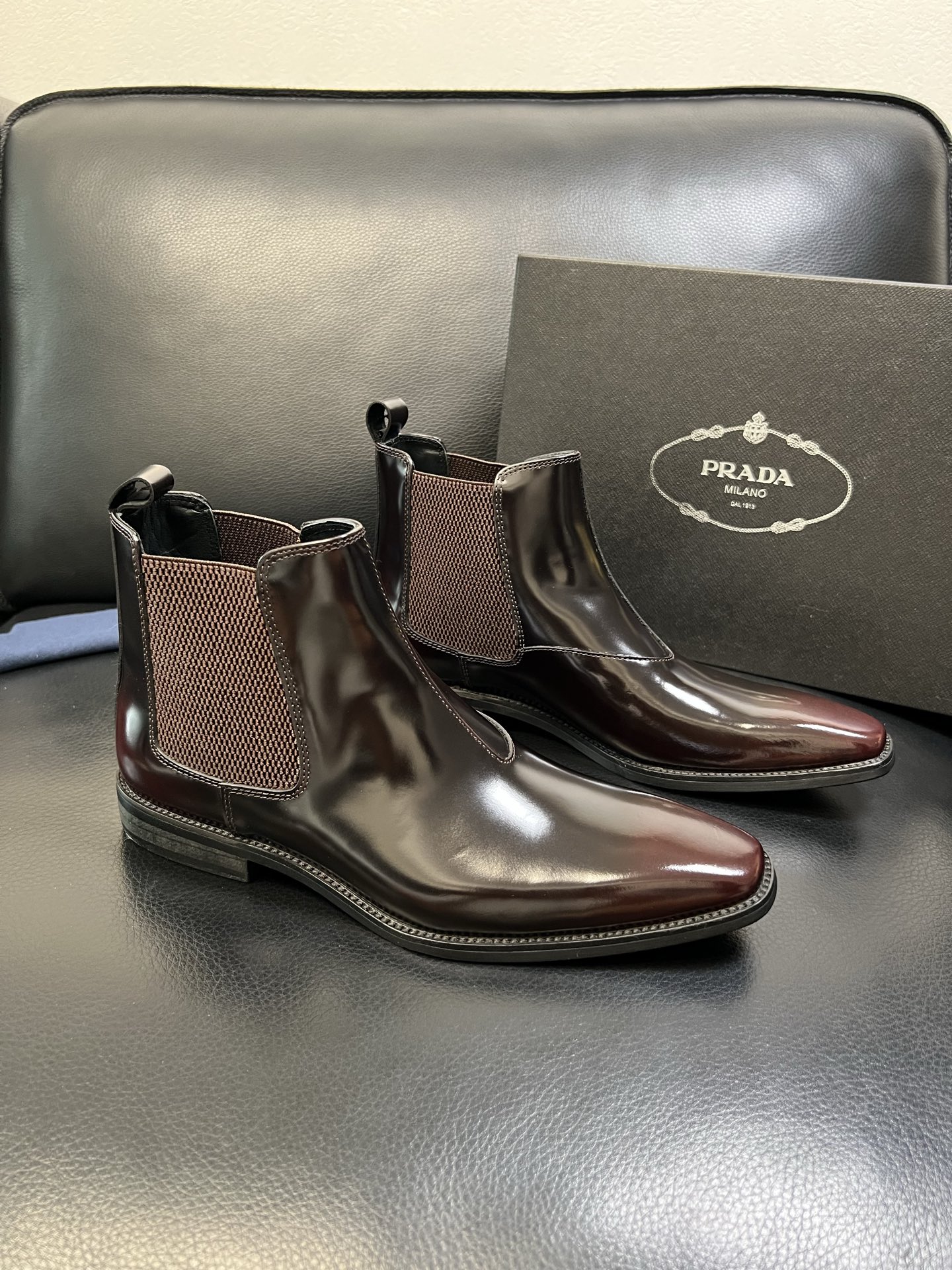 PRADA 高品质 顶级工艺品 普拉达 专柜同步 原厂配置，意大利进口原版牛皮面料，透气舒适进口水染牛里