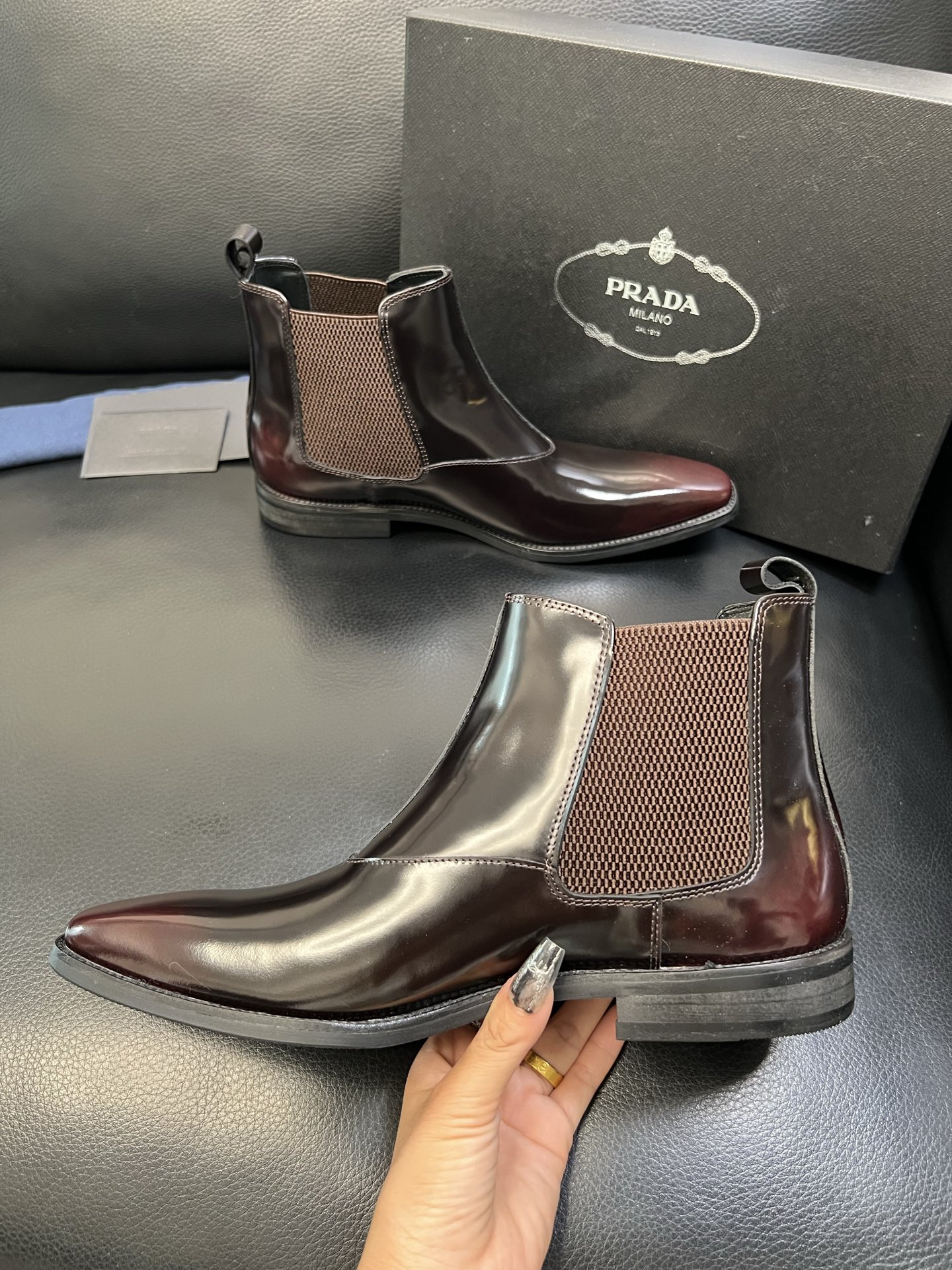 PRADA 高品质 顶级工艺品 普拉达 专柜同步 原厂配置，意大利进口原版牛皮面料，透气舒适进口水染牛里