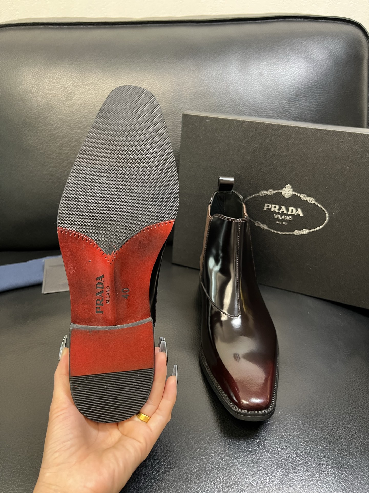 PRADA 高品质 顶级工艺品 普拉达 专柜同步 原厂配置，意大利进口原版牛皮面料，透气舒适进口水染牛里